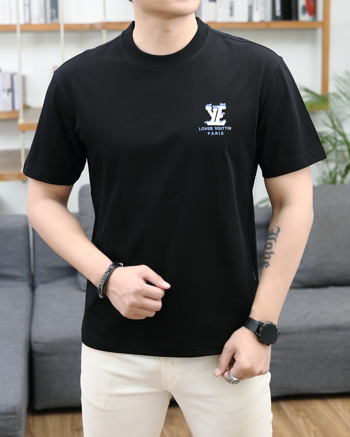 NO:122576,LV 2025 summer new product fashionable round neck short sleeves are made of high-end Yuchan silk fabric. The classic round neck style is unique and cool. The luxurious classic jacquard logo design is versatile. Adhering to the traditional fashion charm of the big brand, the unique line design exudes a strong British style, which is very modern and inherits the traditional concept. The precious fabric is smoother, soft, comfortable and breathable. The exquisite craftsmanship and three-dimensional tailoring style bring texture enjoyment. The counter size M-3XL was shipped on the same day!  ,,louis vuitton,T-shirt,alexander wang19860909LV 2025夏季新品时尚圆领短袖采用高档玉婵丝面料 经典圆领款式独特又清凉 奢华经典提花logo设计百搭气质 秉承大牌的传统时尚魅力,独有的线条设计散发着浓郁的英伦风情,极具现代感亦承袭了传统理念.珍贵面料更加光滑,手感柔顺舒适透气 精湛工艺,立体剪裁风格带来质感享受.专柜尺码M-3XL,当天出货！,,louis vuitton,T-shirt,alexander wang,Men's clothing