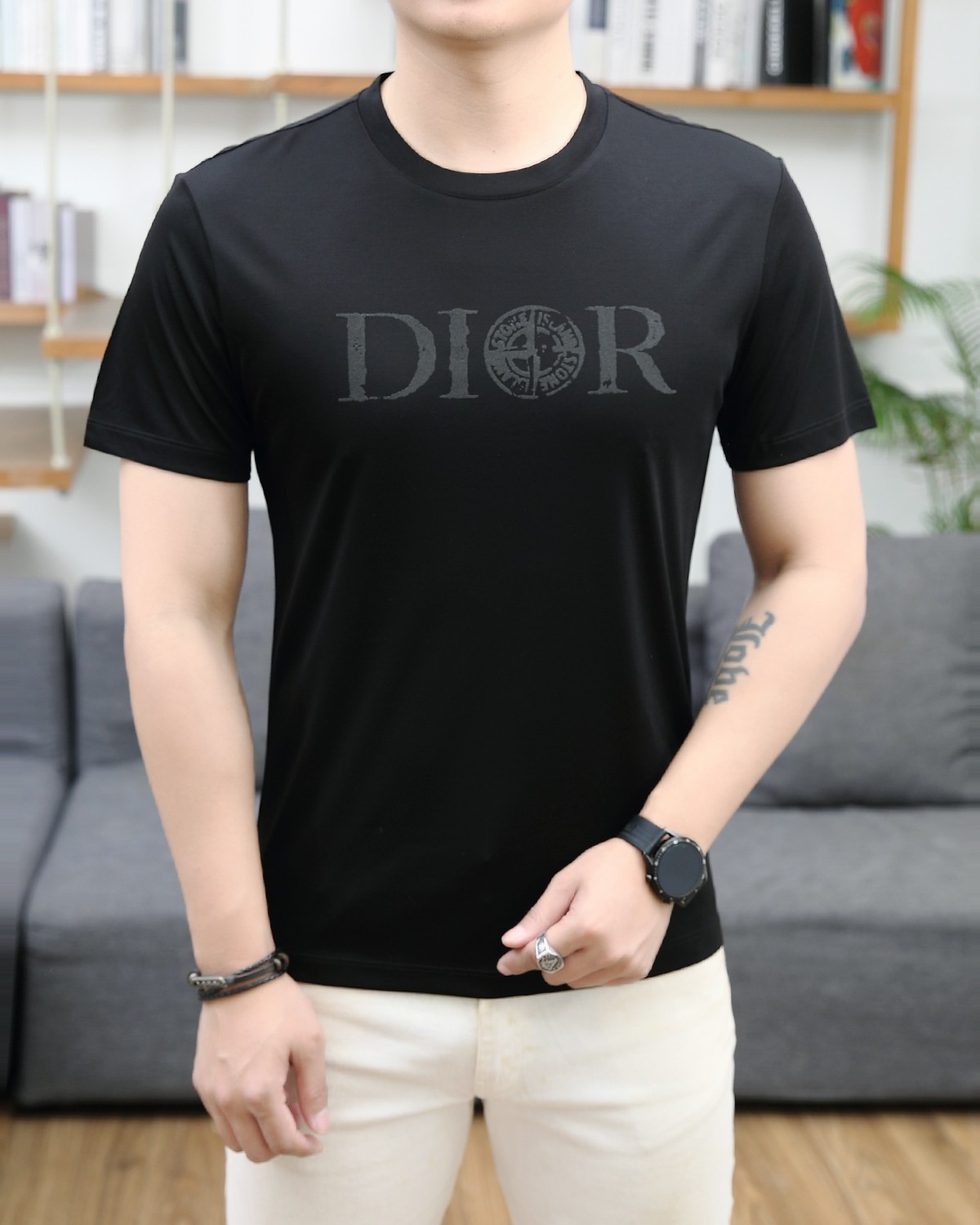 NO:122579,Dior 2025 summer new product fashionable round neck short sleeves are made of high-end Yuchan silk fabric. The classic round neck style is unique and cool. The luxurious classic jacquard logo design is versatile. Adhering to the traditional fashion charm of big brands, the unique line design exudes a strong British style, which is very modern and inherits the traditional concept. The precious fabric is smoother, soft, comfortable and breathable. The exquisite craftsmanship and three-dimensional tailoring style bring texture enjoyment. The counter size M-3XL was shipped on the same day!  ,dior,T-shirt,alexander wang19860909迪奥 2025夏季新品时尚圆领短袖采用高档玉婵丝面料 经典圆领款式独特又清凉 奢华经典提花logo设计百搭气质 秉承大牌的传统时尚魅力,独有的线条设计散发着浓郁的英伦风情,极具现代感亦承袭了传统理念.珍贵面料更加光滑,手感柔顺舒适透气 精湛工艺,立体剪裁风格带来质感享受.专柜尺码M-3XL,当天出货！,,dior,T-shirt,alexander wang,Men's clothing