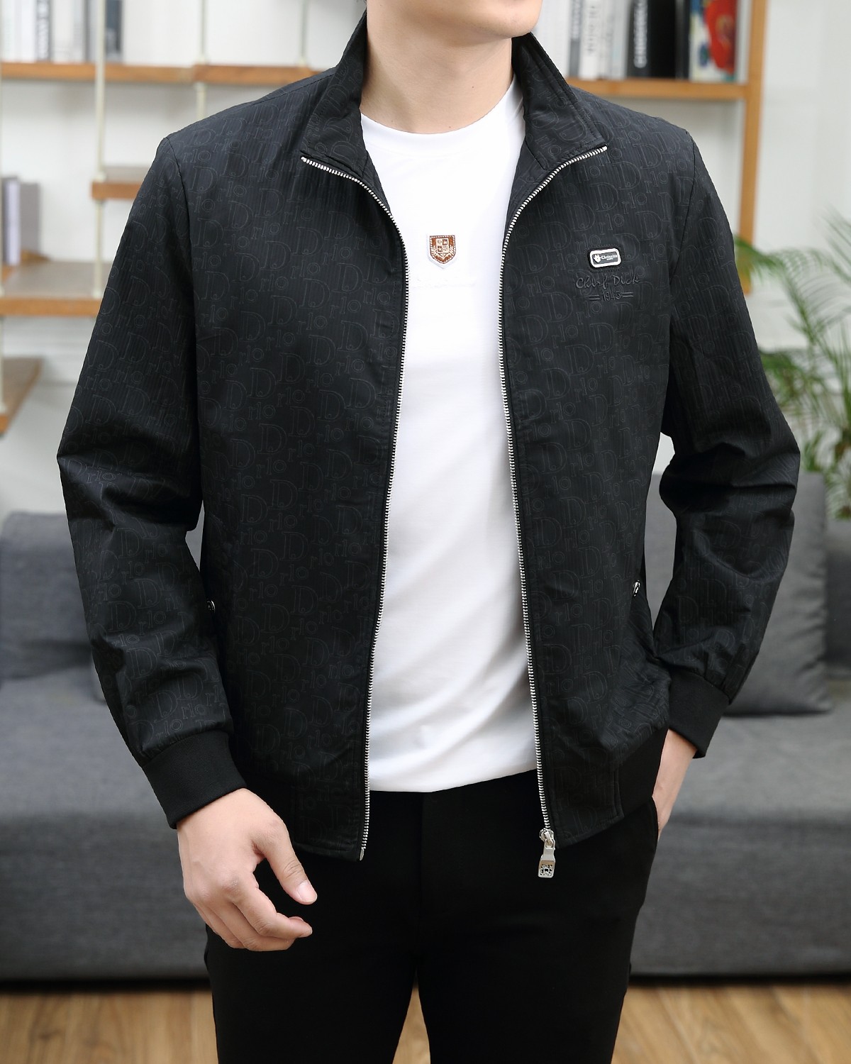 NO:122582,Dior 2025ss spring new men's jacket, original single three-standard full high-end version!  Customized memory fabrics in the counter are breathable and comfortable, with impeccable details, and the brand element design concept reflects high quality. The feel is delicate and soft!  It is casually cut, with a great upper body style!  Code number M~3XL,,,dior,jackets & coats,jackets & coats,alexander wang19860909迪奥 2025ss春季新款男士夹克外套,原单三标齐全高端版本！专柜定制记忆面料 透气舒适度高,细节无可挑剔,品牌元素设计理念,体现高品质.手感细腻柔软！呈现休闲裁剪,上身版型超赞！码数M～3XL,,,dior,jackets & coats,jackets & coats,alexander wang,Men's clothing