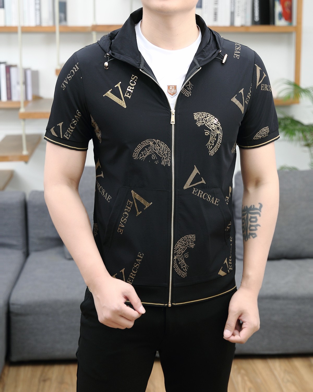 NO:120941,High-quality Versace 1960ss spring and summer counter fashionable hooded cardigan T-shirt, casual and fashionable outside, essential for inner wear, comfortable and beautiful, visible on the upper body, customized imported high-end fabric, delicate and silky feel, close-fitting and comfortable without thorning, fashionable and stylish counter logo design is very unique, original quality and craftsmanship, perfect three-dimensional slim tailoring, lock edge sewing plates are very rigorous and exquisite, absolutely first-line OEM requirements!  Don't miss it, male gods!  Complete three standards!  Size M-3XL (model 176/catties upper body L size), versace,tees,t-shirt,hats,alexander wang19860909高品质 范思哲 1960ss春夏专柜时尚大爆款连帽开衫T恤,休闲时尚外穿 内搭必备款,舒适好看上身可见 定制进口高端面料,手感细腻丝滑,贴身舒适不扎肉,穿着时尚有型专柜标志设计非常独特,原版品质与工艺 完美立体修身剪裁 锁边缝盘都非常严谨考究 绝对一线代工要求！男神们别错过！ 三标齐全！尺码 M-3XL（模特176/斤上身L码）,,versace,tees，t-shirt,hats,alexander wang,Men's clothing