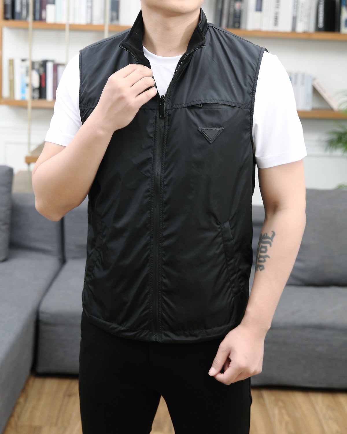 NO:122605,Double-sided Prada 2025 Spring New Jacket Vest Show new products are perfect, double-sided wear is comfortable and warm, three-standard full and full color, very outstanding design, easily advance the sense of fashion, extremely exquisite workmanship, neat and meticulous lineup!  A masterpiece of a big-name designer!  The upper body doesn't look bloated and super handsome!  Spot code M ~ XXXL Multi-color, prada, jackets & coats,alexander wang19860909双面穿 普拉达 2025春季新款夹克马甲 秀场新品品相非常完美,双面穿舒适保暖,三标齐全色泽饱满诱人,非常出彩的设计,轻松将时髦感进阶,做工极为考究严谨,走线工整细致！大牌设计师巨作！上身不显臃肿、超级帅气！现货码数M ～ XXXL 多颜色,,prada,jackets & coats,alexander wang,Men's clothing