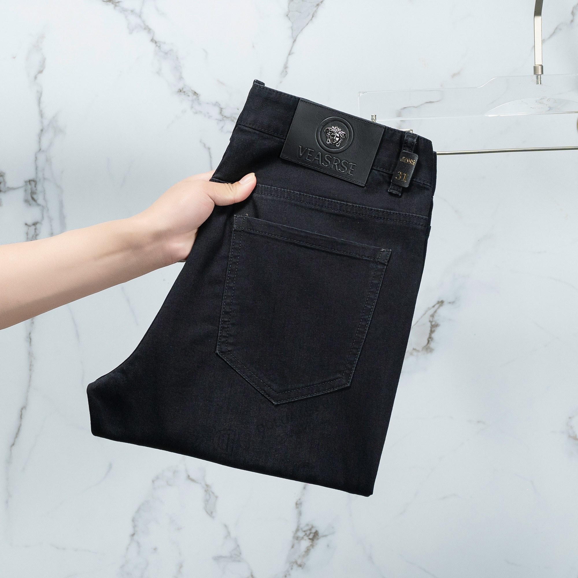 NO:122597,Versace Men's jeans original original cloth original wash water!  Imported original washing elastic fabrics, complex handicrafts superimposed, any washing step will become a completely different color effect after a few more seconds, so it is more precious, especially long-lasting and odor-resistant... Use the best tannin elastic texture, genuine leather leather cards, high-quality metal accessories... to create a unique and original jeans style!  Original hardware accessories, super positive style, comfortable and breathable, extremely high grade, counter quality, and handsome upper body. Number of 29-38, versace, jeans, alexander wang19860909范思哲 男士牛仔裤原厂原布原洗水！进口原版水洗弹力面料,复杂的手工艺叠加,任何一个洗水环节多停留几秒都会变成完全不一样的颜色效果,所以越加珍贵,特别持久、耐味…… 选用上乘的丹宁弹力质感,真皮皮牌、高定的金属辅料……打造出独特及原创的牛仔裤款型！原版五金辅料,版型超正,舒适透气,档次极高,专柜品质,上身帅气十足. 码数29-38,,versace,jeans,alexander wang,Men's clothing