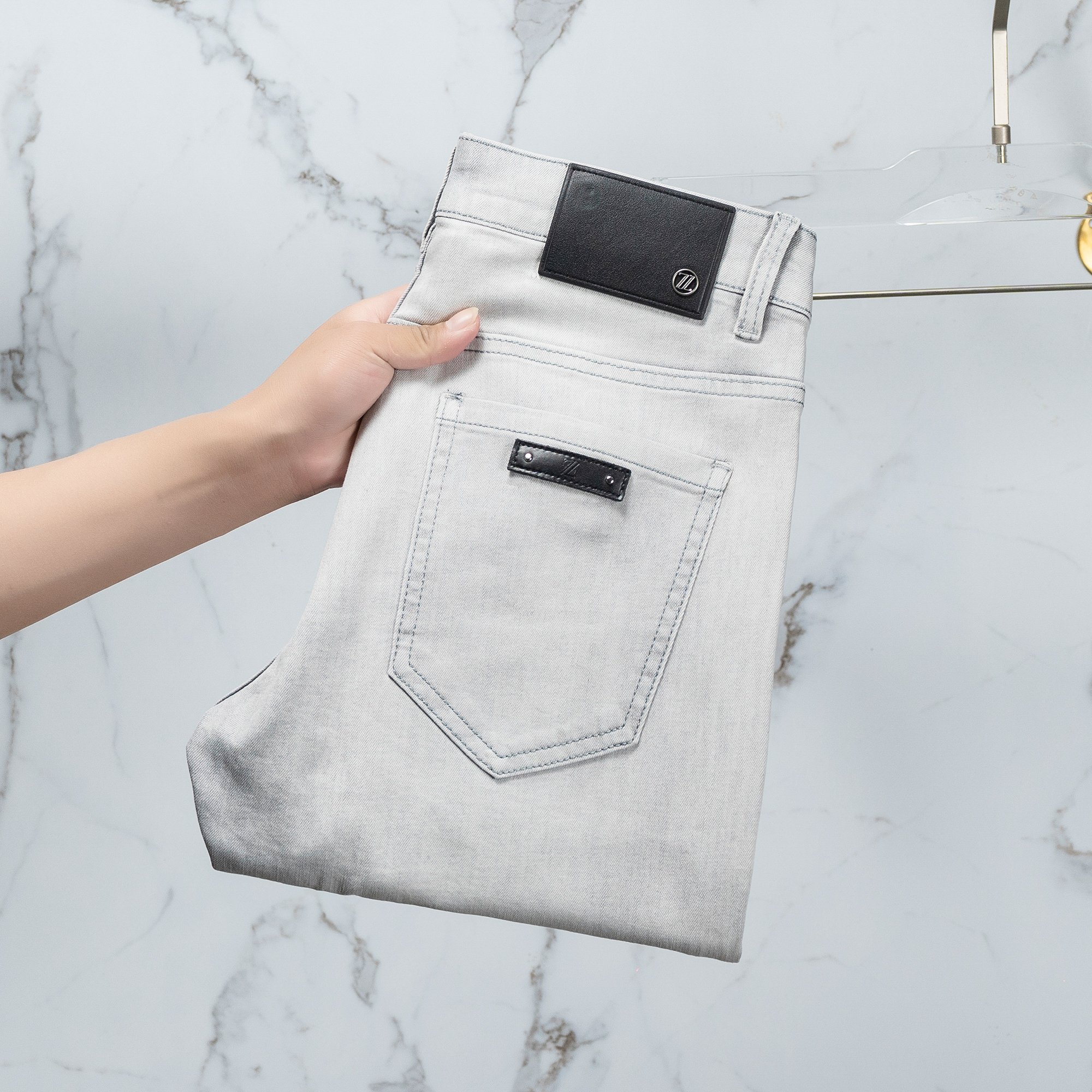 NO:122601,Jenia Men's jeans original original cloth original wash water!  Imported original wash elastic fabrics, complex handicrafts superimposed, any wash process will become a completely different color effect after a few more seconds, so it is more precious, especially long-lasting and odor-resistant... Use the best tannin elastic texture, genuine leather leather cards, high-quality metal accessories... to create a unique and original jeans style!  Original hardware accessories, super positive style, comfortable and breathable, extremely high grade, counter quality, and handsome upper body. Number of 29-38, zegna, jeans, alexander wang19860909杰尼亚 男士牛仔裤原厂原布原洗水！进口原版水洗弹力面料,复杂的手工艺叠加,任何一个洗水环节多停留几秒都会变成完全不一样的颜色效果,所以越加珍贵,特别持久、耐味…… 选用上乘的丹宁弹力质感,真皮皮牌、高定的金属辅料……打造出独特及原创的牛仔裤款型！原版五金辅料,版型超正,舒适透气,档次极高,专柜品质,上身帅气十足. 码数29-38,,zegna,jeans,alexander wang,Men's clothing