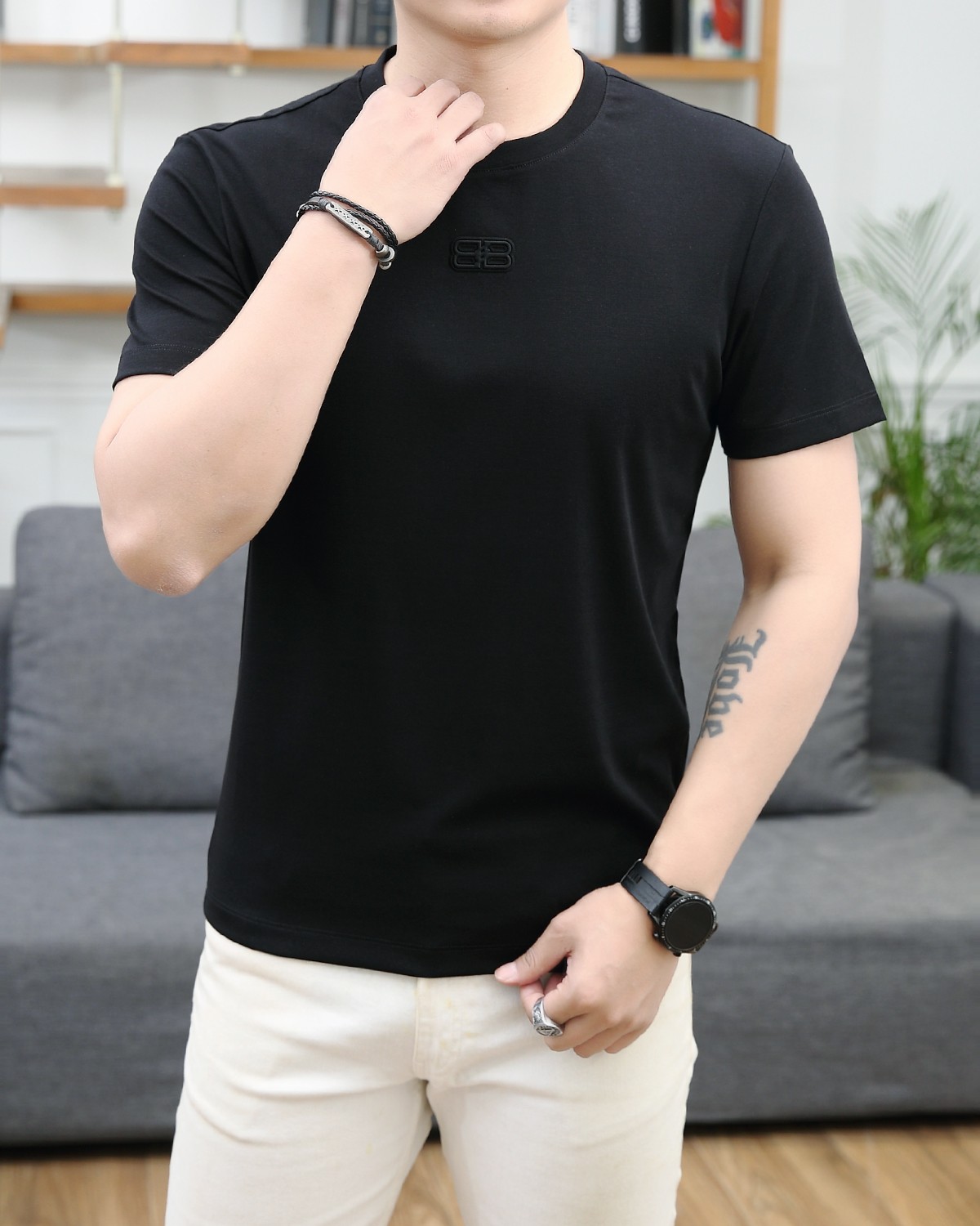 NO:122545,Balenciaga 2025 summer new product fashionable round neck short sleeves are made of high-end Yuchan silk fabric. The classic round neck style is unique and cool. The luxurious classic jacquard logo design is versatile. Adhering to the traditional fashion charm of the big brand, the unique line design exudes a strong British style, which is very modern and inherits the traditional concept. The precious fabric is smoother, the feel is soft, comfortable and breathable. The exquisite craftsmanship and three-dimensional tailoring style bring texture enjoyment. The counter size M-3XL was shipped on the same day!  ,balenciaga,T-shirt,alexander wang19860909巴黎世家 2025夏季新品时尚圆领短袖采用高档玉婵丝面料 经典圆领款式独特又清凉 奢华经典提花logo设计百搭气质 秉承大牌的传统时尚魅力,独有的线条设计散发着浓郁的英伦风情,极具现代感亦承袭了传统理念.珍贵面料更加光滑,手感柔顺舒适透气 精湛工艺,立体剪裁风格带来质感享受.专柜尺码M-3XL,当天出货！,,balenciaga,T-shirt,alexander wang,Men's clothing