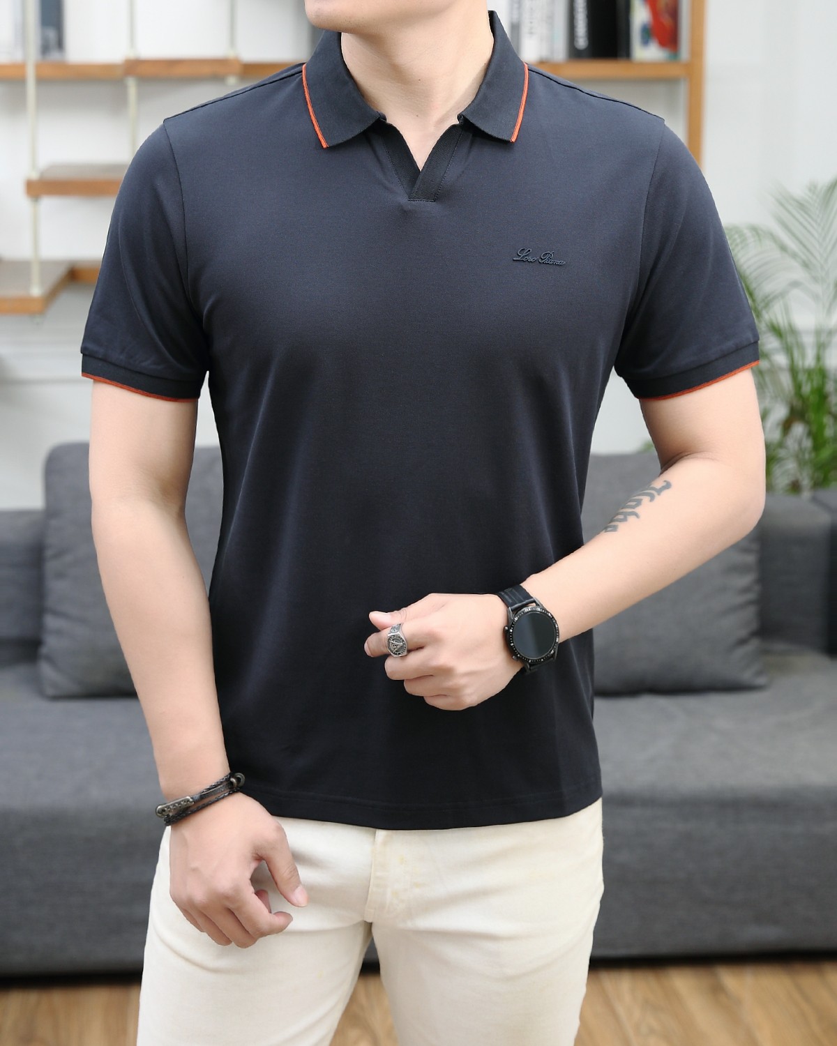 NO:122550,Gucci 24 spring and summer fashion short-sleeved mercerated beads cotton polo lapel T-shirt POLO shirt!  Fabric selection is high-end imported garment custom-woven bead floor fabric, old-fashioned workshop garment process is fixed and dyed, extremely luxurious and special materials, all of which are superior in fabric attributes, merceration process, the fabric has extremely high gloss, delicate and natural mesh structure, perfect comfort and breathability, the touch experience is self-evident, luxurious and ultimate enjoyment!  nn buttons are natural deep-sea shell buttons, each with unique patterns and excellent luster. nn design elements The overall design style of this item retains the purest and natural minimalist route of D's home, clean and high-end tailoring, bringing minimalist aesthetics to the extreme. This POLO shirt reinterprets the classic items in men's wardrobe. The classic bee logo on the chest is perfectly reshaped and interpreted, perfectly presented with exquisite embroidery body. The classic Di*r presbyopia loop contrasting elements inside the back collar, combined with the collar and cuffs, cleverly use contrasting color treatment to form an echo. The visual sense is very strong, full of youthfulness and vitality, enhances the sense of fashion, making the shape more advanced and fashionable, showing a distinct fashion proposition!  nThe details show high-end features, the two-button open-closed placket, exquisite shell buckle embellishment, paired with a small lapel design, age-reducing and fashionable, full of vitality and easy to highlight the temperament. The upper body effect is capable and neat, and it has both shapes. It is a versatile and practical POLO shirt!  n Color: white and black!  Size M-3XLM size, shoulder width 43, bust 98, sleeve length 20, clothing length 68 (please report height and weight if order),,gucci,dior,T-shirt,tees,t-shirt,alexander wang19860909古驰 24春夏时装款短袖丝光珠地棉马球翻领T恤POLO衫！面料甄选高级进口成衣定织珠地面料,老牌工坊成衣工序定织定染,极为奢华特殊的材质,面料属性皆为上乘,丝光工艺处理,面料光泽度极高,网眼结构细腻自然,舒适性与透气性完美兼备,触感体验不言而喻,奢华极致享受！nn纽扣为天然深海贝壳扣,每粒都有着独一无二的纹路,光泽感极好.nn设计元素该款单品整体的设计风格,保留D家最纯粹且自然的极简路线,干净且高级剪裁,将极简主义美学发挥到极致.这款POLO衫重新诠释男士衣橱里的经典单品.胸前经典蜜蜂标识得到完美重塑演绎,以精致的刺绣体完美呈现,后领内经典Di*r老花循环撞色元素,结合领部与袖口皆巧妙运用撞色处理形成呼应,视觉感极强,充满年轻态且活力感,提升了时尚感,让造型变得更具高级和时髦,展现出极具鲜明时尚主张！n细节之处尽显高级,两扣开合门襟,精致贝壳扣点缀,搭配小翻领设计,减龄又时髦,充满活力且极易凸显出气质感,上身效果干练利落,型格兼具,百搭实穿性极好的一款POLO衫！n颜色:白黑两色！ 尺码M-3XLM码 肩宽43 胸围98 袖长20 衣长68（下单请报身高体重）,,gucci,dior,T-shirt,tees，t-shirt,alexander wang,Men's clothing