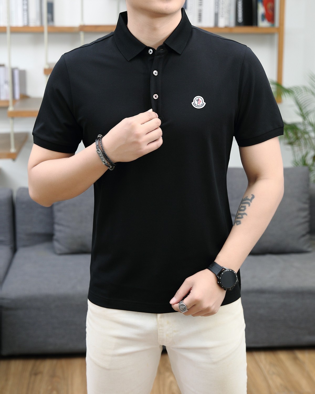 NO:122551,New spring and summer 2025 style!  Sunny Beach Travel and Holiday Recommendations!  Cabinets are on sale!  Men's logo patch short-sleeved Polo shirt Classic style, collar and cuff contrasting embellishment, not exaggerated, but also well highlights the highlights of details. Combined tailoring, the chest is decorated with logo embellishment, making the whole more detailed. Combined style, the fabric is made of cotton-gauze material, comfortable, skin-friendly, breathable, and a style that is very practical for commuting and leisure. Highly recommended. Color Black Blue Size M-3XL Try on 172-148 wear L slim size M-3XL, Moncler, T-shirt, alexander wang19860909蒙口 2025春夏新款！阳光沙滩 旅游度假推荐！ 柜在售！男士标识贴片短袖Polo衫 经典款 领口袖口撞色点缀 不夸张的同时又能很好彰显细节亮点 合体的剪裁 胸口饰以徽标点缀 让整体更具细节感 合体的版型,面料采用全棉珠地料,舒适,亲肤,透气好,平时通勤休闲都很实穿的一款 强烈推荐 颜色 黑色 蓝色 码数 M-3XL 试穿172-148穿L修身尺码M-3XL,,Moncler,T-shirt,alexander wang,Men's clothing