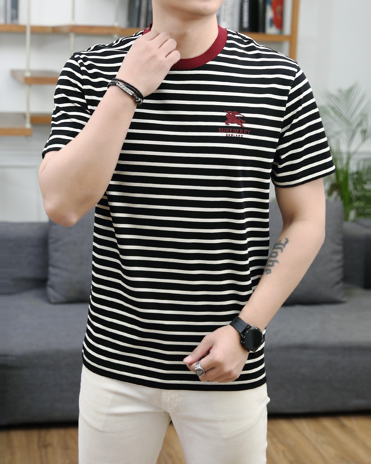 NO:122548,Burberry's new summer 2025 fashion round neck short sleeves are made of high-end Yuchan silk fabric. The classic round neck style is unique and cool. The luxurious classic jacquard logo design is versatile. Adhering to the traditional fashion charm of the big brand, the unique line design exudes a strong British style, which is very modern and inherits the traditional concept. The precious fabric is smoother, soft, comfortable and breathable. The exquisite craftsmanship and three-dimensional tailoring style bring texture enjoyment. The counter size M-3XL was shipped on the same day!  ,burberry,T-shirt,alexander wang19860909巴宝莉 2025夏季新品时尚圆领短袖采用高档玉婵丝面料 经典圆领款式独特又清凉 奢华经典提花logo设计百搭气质 秉承大牌的传统时尚魅力,独有的线条设计散发着浓郁的英伦风情,极具现代感亦承袭了传统理念.珍贵面料更加光滑,手感柔顺舒适透气 精湛工艺,立体剪裁风格带来质感享受.专柜尺码M-3XL,当天出货！,,burberry,T-shirt,alexander wang,Men's clothing