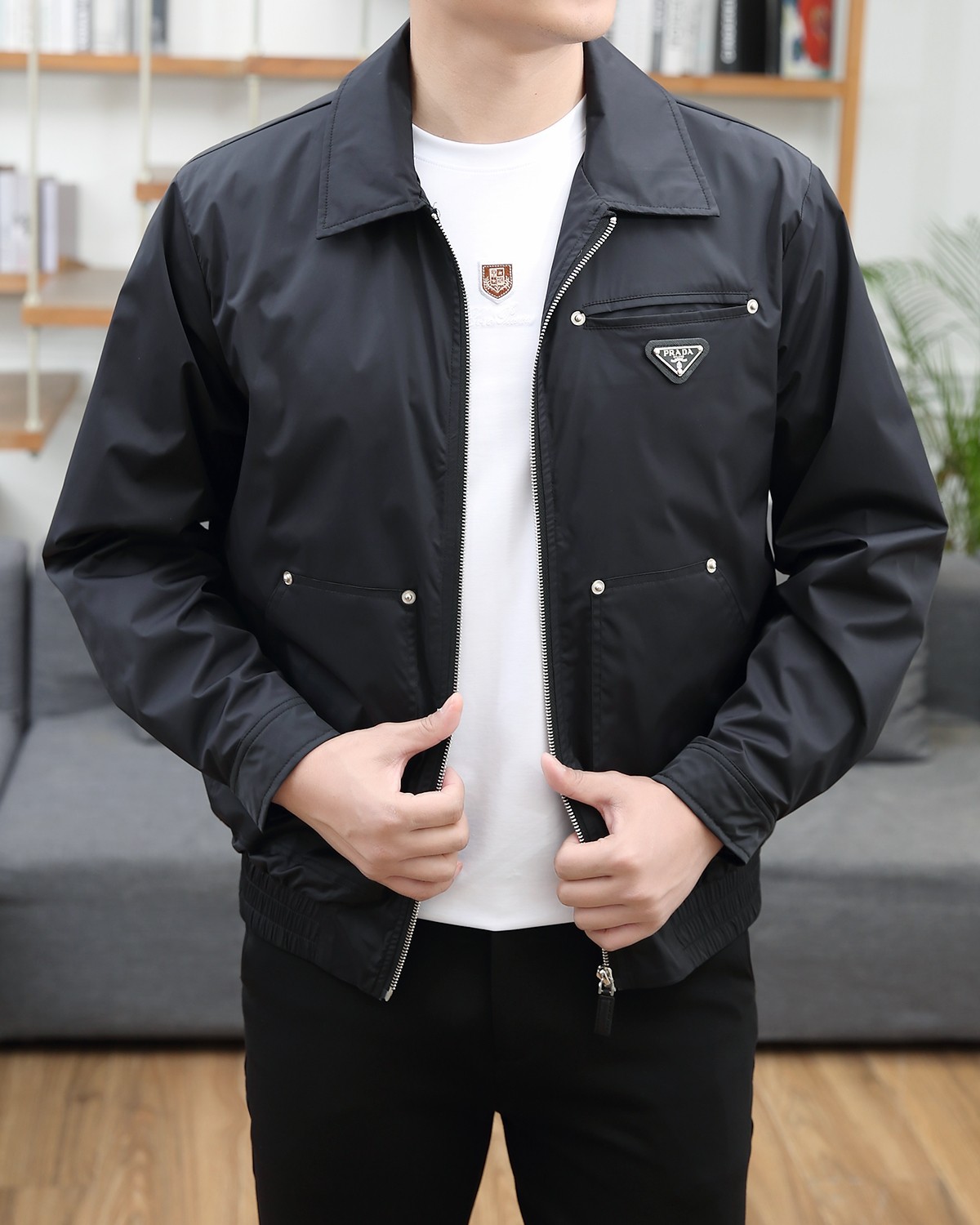 NO:122553,Prada 2025ss Spring New Men's Jacket, original single three-standard full high-end version!  Customized memory fabrics in the counter are breathable and comfortable, with impeccable details, and the brand element design concept reflects high quality. The feel is delicate and soft!  It is casually cut, with a great upper body style!  Code number M~3XL,,,prada,jackets & coats,jackets & coats,alexander wang19860909普拉达 2025ss春季新款男士夹克外套,原单三标齐全高端版本！专柜定制记忆面料 透气舒适度高,细节无可挑剔,品牌元素设计理念,体现高品质.手感细腻柔软！呈现休闲裁剪,上身版型超赞！码数M～3XL,,,prada,jackets & coats,jackets & coats,alexander wang,Men's clothing