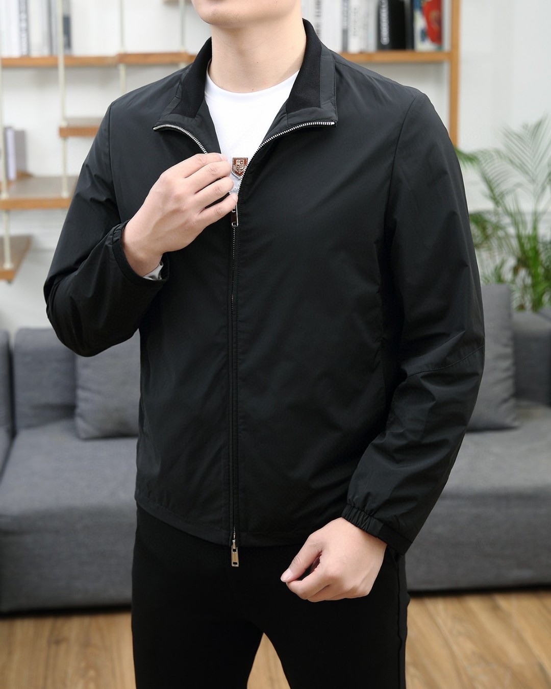 NO:122591,1 Zeg*an 2025 spring new product, lapel waterproof jacket, released on the official website at the same time!  Original OEM, this jacket has super soft polyester fiber windproof, both functional and fashionable. It is fashionable and beautiful, with better windproof effect, and more comfortable and comfortable movement. After a lot of choices, the fabric with polyester fiber is smooth and delicate and waterproof, presents a fine texture and shimmer feeling, which is very soft and smooth and drooping. The fabric is firm and solid, with strong wrinkle resistance. The selected new fabric is environmentally friendly and sustainable. All are made of high-density fabrics, with delicate and soft feel, and the upper body is wide and stylish, with invincible texture, excellent skin-friendly, and the texture is high-end and gorgeous!  It is stylish and fashionable, with a wide style, and can be easily controlled by people of different figures. It is not picky about people wearing it. It is simply the dream clothes of every man!  The neat and capable tailoring and soft fabrics are combined with hardness and softness to create a natural sense of high-end, and still retain the sexy style under the ease!  The simple and capable design is elegant and elegant, and the neat tailoring techniques make the shape behind the upper body fit and the outline is upright and tough. Our pockets are designed and thought-provoked. The angle of the quilting line and the curve of the line are all professionally designed, and every stroke and every painting has its meaning. The designer and craftsman's ingenious colors match the charming colors, and enjoy comfort in the fashionable, elegant and handsome manner!  People with high elegance and classic tastes in the upper body!  The fabric is full in color, reliable and resistant to washing. The upper body is warm and easy to lock and keep warm all the time. It is definitely the best choice for people with taste. [Size] M-XXXL Color Black Beige, zegna, jackets & coats, jackets & coats, alexander wang198609091 Zeg*an 杰尼亚 2025春季新品,翻领防水夹克外套,同步官网发售！原厂代工出品,该款夹克外层超柔聚酯纤维防风,功能与时尚型兼具.时尚美观,防风效果更好,活动更加舒适自如. 千挑万选之后的优质选材,聚酯纤维成分的织物布面光洁细腻而且防水,呈现出细密的肌理和微光感,非常柔软适顺滑有垂感,面料牢固结实,抗皱性强,挑选的新型面料环保可持续性使用.均为高密度织物制造而成,手感细腻柔软,穿着上身挺阔有型,质感无敌,亲肤性绝佳,肌理纹路透着高级和华丽感！有型又时尚,版型宽阔款式,对于不同身形的人来说都是可以轻松驾驭的,不挑人穿,简直就是每位男士的梦中情衣！ 利落干练的剪裁搭配柔软细腻的面料,刚柔并济迸发出自然的高级感,在潇洒之下依然保留性感风格！简单干练的设计,富有气质又不失儒雅,加上利落的剪裁手法,使得上身后的版型合体服帖,轮廓挺拔硬朗.而我们的口袋是经过设计的经得住推敲的艺术品,绗线的角度,走线的弧度都是经过专业的设计,每一笔每一画都有他的意义. 设计师与工艺师巧夺天工的颜色默契搭配,在时尚潇洒帅气之下又尽享舒适！穿着上身,即刻拥有高雅和经典品位的人士！面料色泽饱满,牢靠耐水洗.上身即锁温轻松洒脱时刻保暖.绝对是品位人士的不二之选.【尺码】M-XXXL 颜色 黑色 米色,,zegna,jackets & coats,jackets & coats,alexander wang,Men's clothing