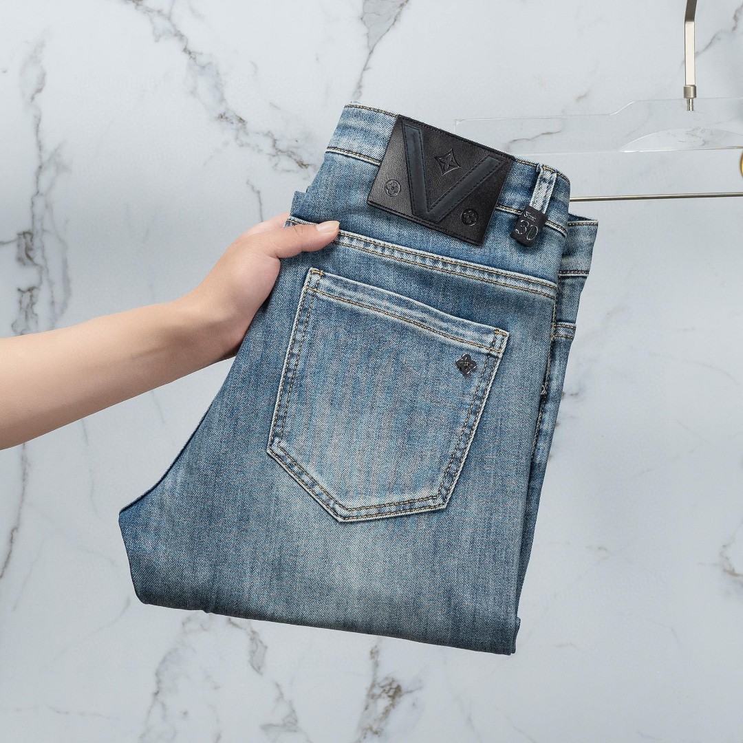 NO:133577,Lv Men's Jeans Original Original Clothing Original Wash Water!  Imported original washing elastic fabrics, complex handicrafts superimposed, any washing step will become a completely different color effect after a few more seconds, so it is more precious, especially long-lasting and odor-resistant... Use the best tannin elastic texture, genuine leather leather cards, high-quality metal accessories... to create a unique and original jeans style!  Original hardware accessories, super positive style, comfortable and breathable, extremely high grade, counter quality, and handsome upper body. Number of codes 29-38,,louis vuitton,jeans,alexander wang19860909Lv 男士牛仔裤原厂原布原洗水！进口原版水洗弹力面料,复杂的手工艺叠加,任何一个洗水环节多停留几秒都会变成完全不一样的颜色效果,所以越加珍贵,特别持久、耐味…… 选用上乘的丹宁弹力质感,真皮皮牌、高定的金属辅料……打造出独特及原创的牛仔裤款型！原版五金辅料,版型超正,舒适透气,档次极高,专柜品质,上身帅气十足. 码数29-38,,louis vuitton,jeans,alexander wang,Men's clothing