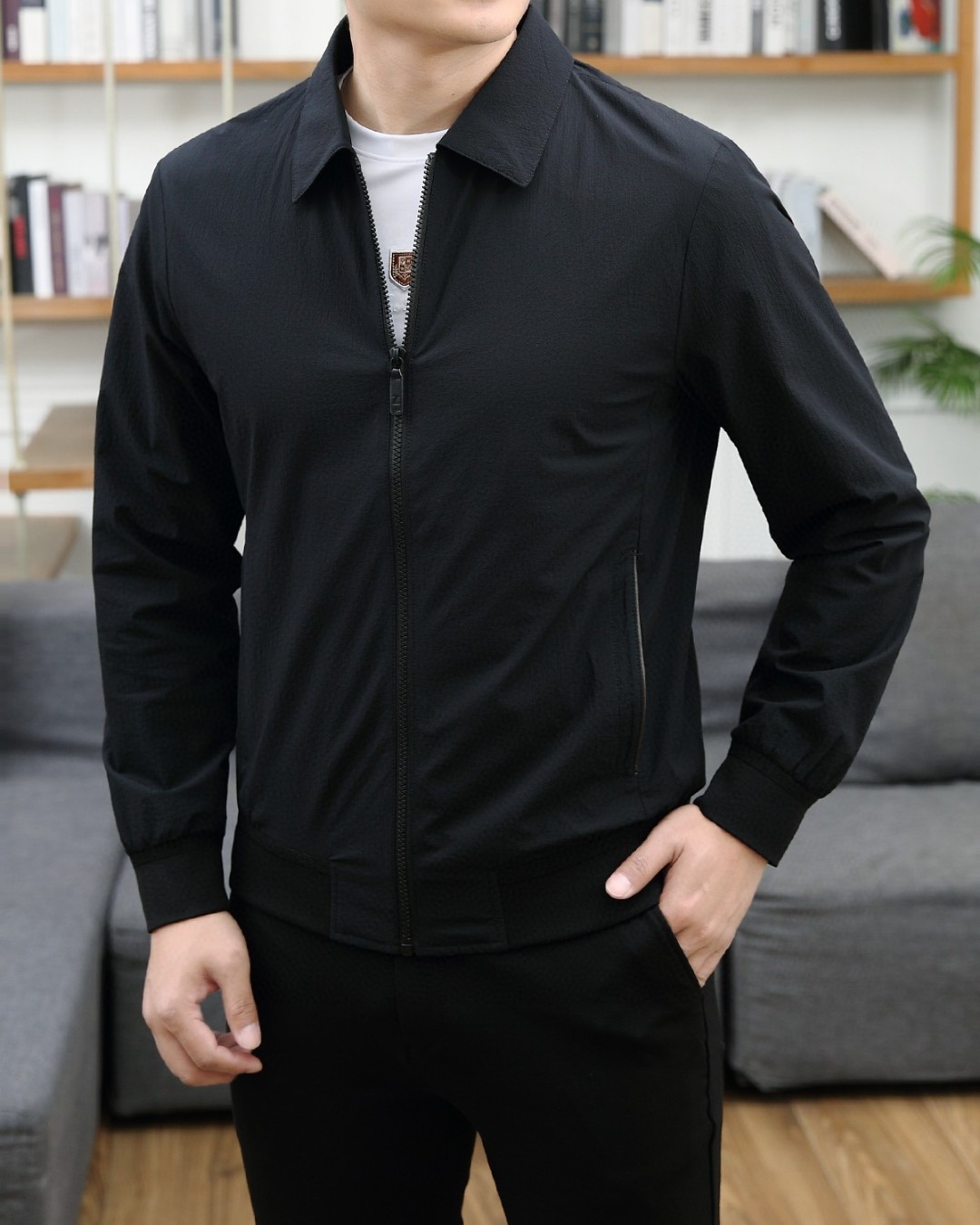 NO:122578,1 Zeg*an 2025 spring new product, lapel waterproof jacket, released on the official website at the same time!  Original OEM, this jacket has super soft polyester fiber windproof, both functional and fashionable. It is fashionable and beautiful, with better windproof effect, and more comfortable and comfortable movement. After a lot of choices, the fabric with polyester fiber is smooth and delicate and waterproof, presents a fine texture and shimmer feeling, which is very soft and smooth and drooping. The fabric is firm and solid, with strong wrinkle resistance. The selected new fabric is environmentally friendly and sustainable. All are made of high-density fabrics, with delicate and soft feel, and the upper body is wide and stylish, with invincible texture, excellent skin-friendly, and the texture is high-end and gorgeous!  It is stylish and fashionable, with a wide style, and can be easily controlled by people of different figures. It is not picky about people wearing it. It is simply the dream clothes of every man!  The neat and capable tailoring and soft fabrics are combined with hardness and softness to create a natural sense of high-end, and still retain the sexy style under the ease!  The simple and capable design is elegant and elegant, and the neat tailoring techniques make the shape behind the upper body fit and the outline is upright and tough. Our pockets are designed and thought-provoked. The angle of the quilting line and the curve of the line are all professionally designed, and every stroke and every painting has its meaning. The designer and craftsman's ingenious colors match the charming colors, and enjoy comfort in the fashionable, elegant and handsome manner!  People with high elegance and classic tastes in the upper body!  The fabric is full in color, reliable and resistant to washing. The upper body is warm and easy to lock and keep warm all the time. It is definitely the best choice for people with taste. [Size] M-XXXL Color Black Beige, zegna, jackets & coats, jackets & coats, alexander wang198609091 Zeg*an 杰尼亚 2025春季新品,翻领防水夹克外套,同步官网发售！原厂代工出品,该款夹克外层超柔聚酯纤维防风,功能与时尚型兼具.时尚美观,防风效果更好,活动更加舒适自如. 千挑万选之后的优质选材,聚酯纤维成分的织物布面光洁细腻而且防水,呈现出细密的肌理和微光感,非常柔软适顺滑有垂感,面料牢固结实,抗皱性强,挑选的新型面料环保可持续性使用.均为高密度织物制造而成,手感细腻柔软,穿着上身挺阔有型,质感无敌,亲肤性绝佳,肌理纹路透着高级和华丽感！有型又时尚,版型宽阔款式,对于不同身形的人来说都是可以轻松驾驭的,不挑人穿,简直就是每位男士的梦中情衣！ 利落干练的剪裁搭配柔软细腻的面料,刚柔并济迸发出自然的高级感,在潇洒之下依然保留性感风格！简单干练的设计,富有气质又不失儒雅,加上利落的剪裁手法,使得上身后的版型合体服帖,轮廓挺拔硬朗.而我们的口袋是经过设计的经得住推敲的艺术品,绗线的角度,走线的弧度都是经过专业的设计,每一笔每一画都有他的意义. 设计师与工艺师巧夺天工的颜色默契搭配,在时尚潇洒帅气之下又尽享舒适！穿着上身,即刻拥有高雅和经典品位的人士！面料色泽饱满,牢靠耐水洗.上身即锁温轻松洒脱时刻保暖.绝对是品位人士的不二之选.【尺码】M-XXXL 颜色 黑色 米色,,zegna,jackets & coats,jackets & coats,alexander wang,Men's clothing
