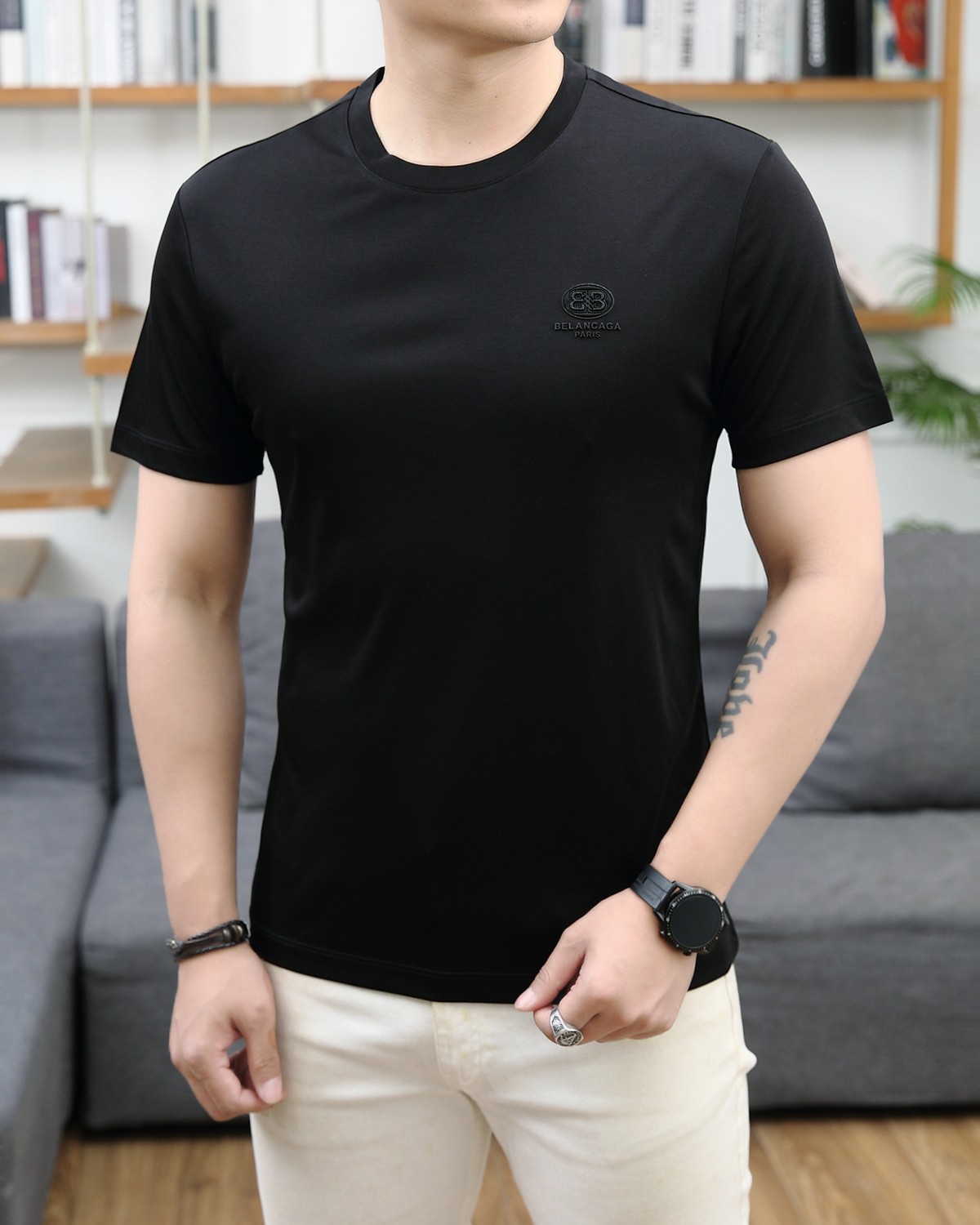 NO:122584,Balenciaga 2025 summer new product fashionable round neck short sleeves are made of high-end Yuchan silk fabric. The classic round neck style is unique and cool. The luxurious classic jacquard logo design is versatile. Adhering to the traditional fashion charm of the big brand, the unique line design exudes a strong British style, which is very modern and inherits the traditional concept. The precious fabric is smoother, the feel is soft, comfortable and breathable. The exquisite craftsmanship and three-dimensional tailoring style bring texture enjoyment. The counter size M-3XL was shipped on the same day!  ,balenciaga,T-shirt,alexander wang19860909巴黎世家 2025夏季新品时尚圆领短袖采用高档玉婵丝面料 经典圆领款式独特又清凉 奢华经典提花logo设计百搭气质 秉承大牌的传统时尚魅力,独有的线条设计散发着浓郁的英伦风情,极具现代感亦承袭了传统理念.珍贵面料更加光滑,手感柔顺舒适透气 精湛工艺,立体剪裁风格带来质感享受.专柜尺码M-3XL,当天出货！,,balenciaga,T-shirt,alexander wang,Men's clothing