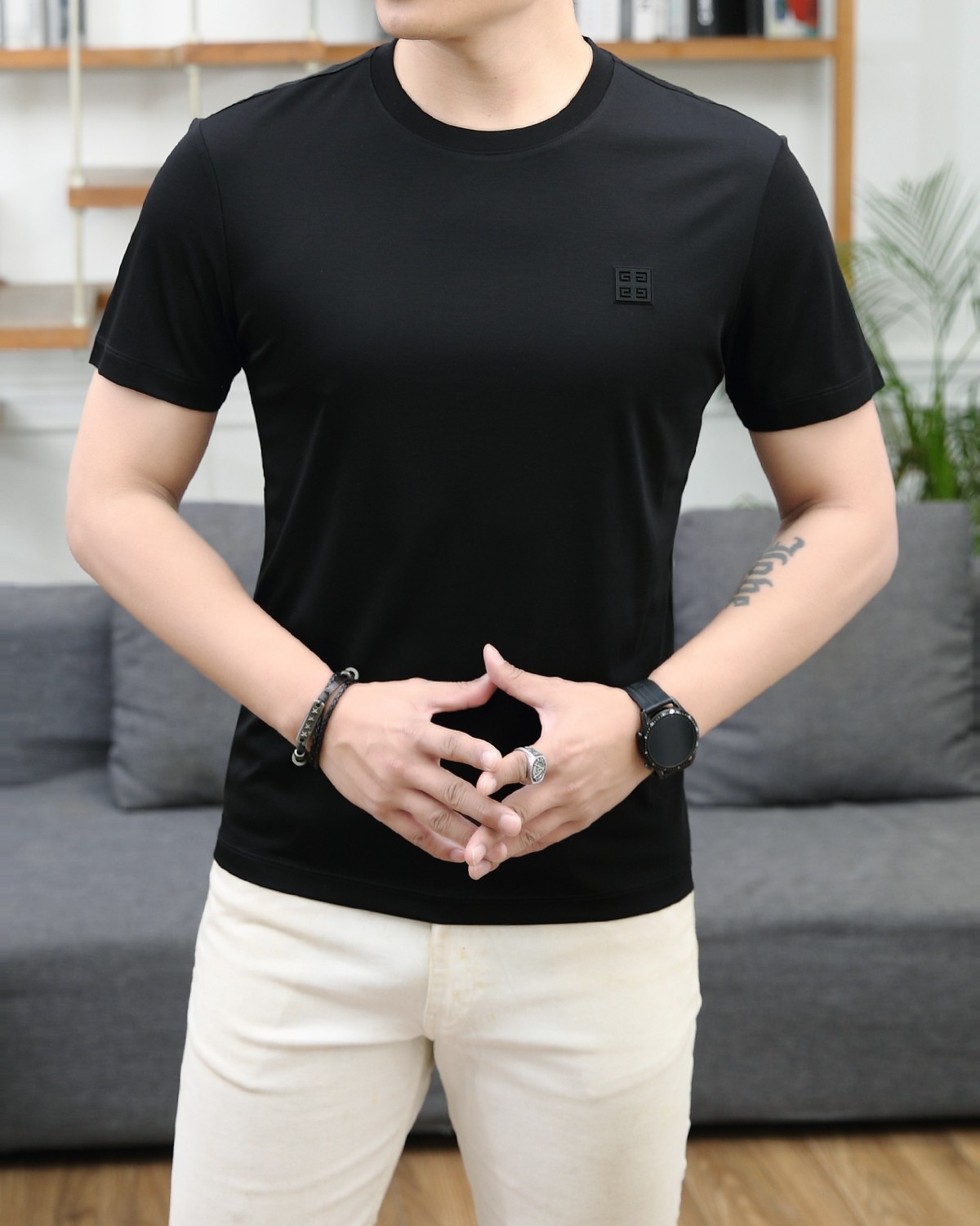 NO:122615,Givenchy's new summer 2025 fashionable round neck short sleeves are made of high-end Yuchan silk fabric. The classic round neck style is unique and cool. The luxurious classic jacquard logo design is versatile. Adhering to the traditional fashion charm of the big brand, the unique line design exudes a strong British style, which is very modern and inherits the traditional concept. The precious fabric is smoother, the feel is soft, comfortable and breathable. The exquisite craftsmanship and three-dimensional tailoring style bring texture enjoyment. The counter size M-3XL was shipped on the same day!  ,,givenchy,T-shirt,alexander wang19860909纪梵希 2025夏季新品时尚圆领短袖采用高档玉婵丝面料 经典圆领款式独特又清凉 奢华经典提花logo设计百搭气质 秉承大牌的传统时尚魅力,独有的线条设计散发着浓郁的英伦风情,极具现代感亦承袭了传统理念.珍贵面料更加光滑,手感柔顺舒适透气 精湛工艺,立体剪裁风格带来质感享受.专柜尺码M-3XL,当天出货！,,givenchy,T-shirt,alexander wang,Men's clothing