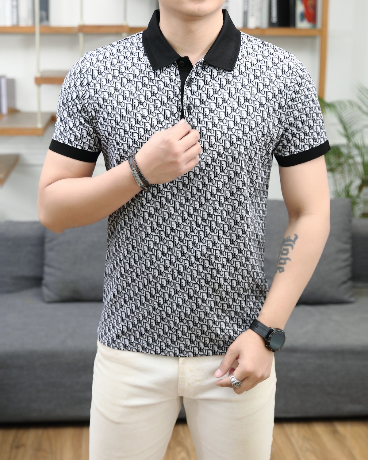 NO:127140,Dior 24 spring and summer fashion short-sleeved mercerated beads cotton polo lapel T-shirt POLO shirt!  Fabric selection is high-end imported garment custom-woven bead floor fabric, old-fashioned workshop garment process is fixed and dyed, extremely luxurious and special materials, all of which are superior in fabric attributes, merceration process, the fabric has extremely high gloss, delicate and natural mesh structure, perfect comfort and breathability, the touch experience is self-evident, luxurious and ultimate enjoyment!  nn buttons are natural deep-sea shell buttons, each with unique patterns and excellent luster. nn design elements The overall design style of this item retains the purest and natural minimalist route of D's home, clean and high-end tailoring, bringing minimalist aesthetics to the extreme. This POLO shirt reinterprets the classic items in men's wardrobe. The classic bee logo on the chest is perfectly reshaped and interpreted, perfectly presented with exquisite embroidery body. The classic Di*r presbyopia loop contrasting elements inside the back collar, combined with the collar and cuffs, cleverly use contrasting color treatment to form an echo. The visual sense is very strong, full of youthfulness and vitality, enhances the sense of fashion, making the shape more advanced and fashionable, showing a distinct fashion proposition!  nThe details show high-end features, the two-button open-closed placket, exquisite shell buckle embellishment, paired with a small lapel design, age-reducing and fashionable, full of vitality and easy to highlight the temperament. The upper body effect is capable and neat, and it has both shapes. It is a versatile and practical POLO shirt!  n Color: white and black!  Size M-3XLM size, shoulder width 43, bust 98, sleeve length 20, clothing length 68 (please report height and weight if order),,dior,dior,dior,T-shirt,tees,t-shirt,alexander wang19860909Dior 迪奥24春夏时装款短袖丝光珠地棉马球翻领T恤POLO衫！面料甄选高级进口成衣定织珠地面料,老牌工坊成衣工序定织定染,极为奢华特殊的材质,面料属性皆为上乘,丝光工艺处理,面料光泽度极高,网眼结构细腻自然,舒适性与透气性完美兼备,触感体验不言而喻,奢华极致享受！nn纽扣为天然深海贝壳扣,每粒都有着独一无二的纹路,光泽感极好.nn设计元素该款单品整体的设计风格,保留D家最纯粹且自然的极简路线,干净且高级剪裁,将极简主义美学发挥到极致.这款POLO衫重新诠释男士衣橱里的经典单品.胸前经典蜜蜂标识得到完美重塑演绎,以精致的刺绣体完美呈现,后领内经典Di*r老花循环撞色元素,结合领部与袖口皆巧妙运用撞色处理形成呼应,视觉感极强,充满年轻态且活力感,提升了时尚感,让造型变得更具高级和时髦,展现出极具鲜明时尚主张！n细节之处尽显高级,两扣开合门襟,精致贝壳扣点缀,搭配小翻领设计,减龄又时髦,充满活力且极易凸显出气质感,上身效果干练利落,型格兼具,百搭实穿性极好的一款POLO衫！n颜色:白黑两色！ 尺码M-3XLM码 肩宽43 胸围98 袖长20 衣长68（下单请报身高体重）,,dior,dior,dior,T-shirt,tees，t-shirt,alexander wang,Men's clothing