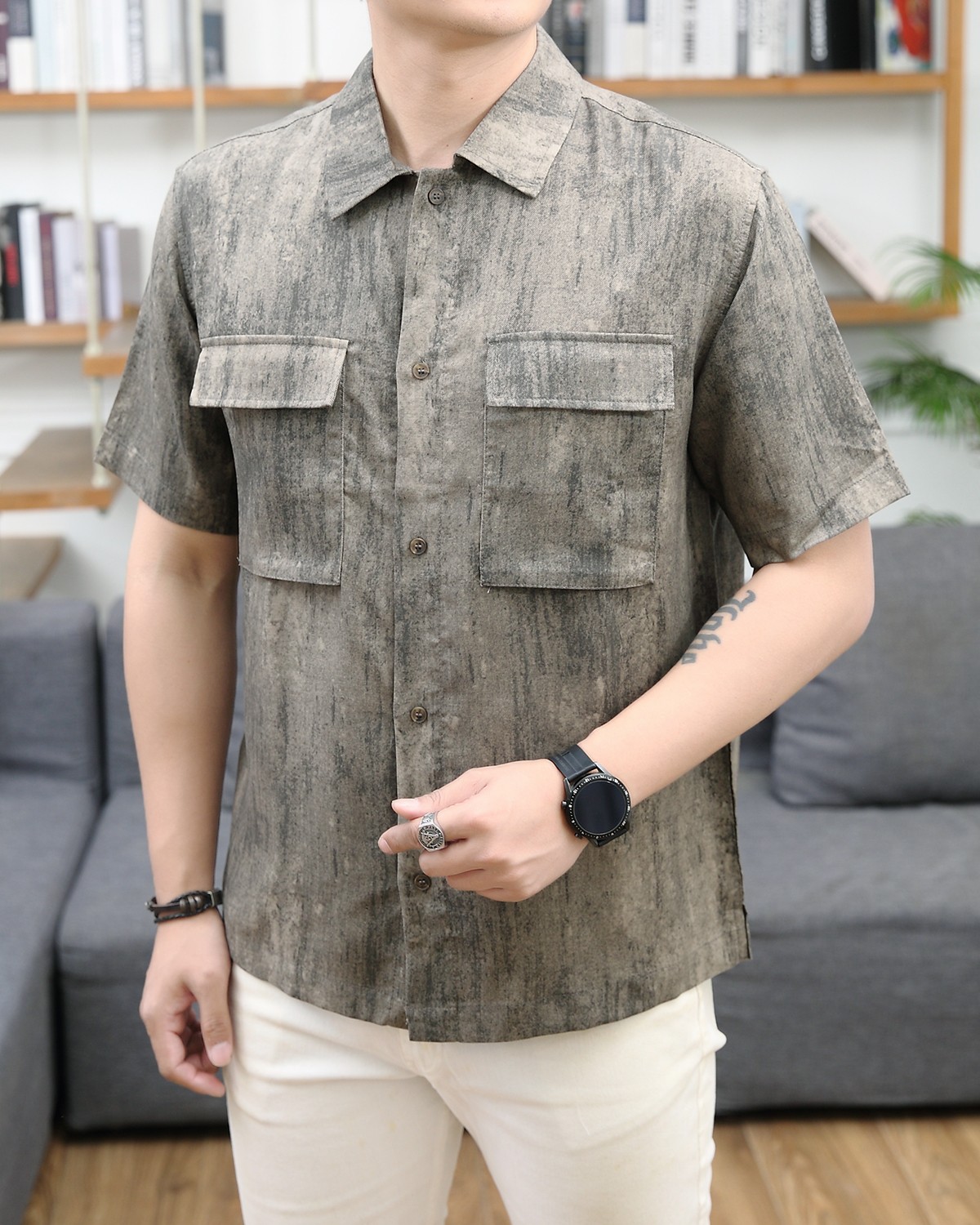 NO:127136,LP 1949 counters same style men's linen shirt jacket produced by LP home, a work-to-tune linen shirt with casual atmosphere, full of work-to-tune style, and the left and right chest pockets are flip-top patch pockets with a strong work-to-tune style. The three-dimensional curved hem is cut, and the linen shirt is enough to be tone. As a shirt with the inner layer, or as a thin coat layered mix and match, the linen's own thread-touch texture makes the overall fabric more retro, and to a certain extent balances the wrinkle-wrinkle characteristics of the thread. The cloth surface is cool and breathable, soft but crisp, and a must-have item!  Color white gray blue brown code M-3XL, loro piano, jackets & coats,shirts,alexander wang19860909LP 1949专柜同款男亚麻衬衫外套 LP家出品,工装调性的麻料衬衫,休闲的氛围感拉满,左右胸兜是工装感极强的翻盖贴布口袋,下摆立体弧线剪裁,亚麻衬衫就足够腔调,作为衬衫外穿内搭,或作为薄外套叠穿混搭,亚麻自带的麻结肌理,让整体布面更有复古感,一定程度上平衡了麻料易皱的特性,布面凉感且透气,柔软但有挺括度,必备单品！ 颜色白色 灰色 蓝色 咖色 码数M-3XL,,loro piana,jackets & coats,shirts,alexander wang,Men's clothing