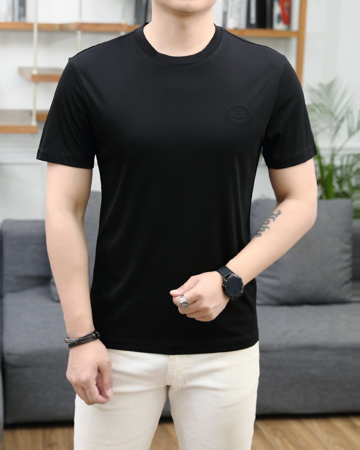 NO:132513,Burberry's new summer fashion round neck short sleeves are made of high-end Yuchan silk fabric. The classic round neck style is unique and cool. The luxurious classic jacquard logo design is versatile. Adhering to the traditional fashion charm of the big brand, the unique line design exudes a strong British style, which is very modern and inherits the traditional concept. The precious fabric is smoother, the feel is soft, comfortable and breathable. The exquisite craftsmanship and three-dimensional tailoring style bring texture enjoyment. The counter size M-3XL was shipped on the same day!  ,burberry,T-shirt,alexander wang19860909巴宝莉 夏季新品时尚圆领短袖采用高档玉婵丝面料 经典圆领款式独特又清凉 奢华经典提花logo设计百搭气质 秉承大牌的传统时尚魅力,独有的线条设计散发着浓郁的英伦风情,极具现代感亦承袭了传统理念.珍贵面料更加光滑,手感柔顺舒适透气 精湛工艺,立体剪裁风格带来质感享受.专柜尺码M-3XL,当天出货！,,burberry,T-shirt,alexander wang,Men's clothing