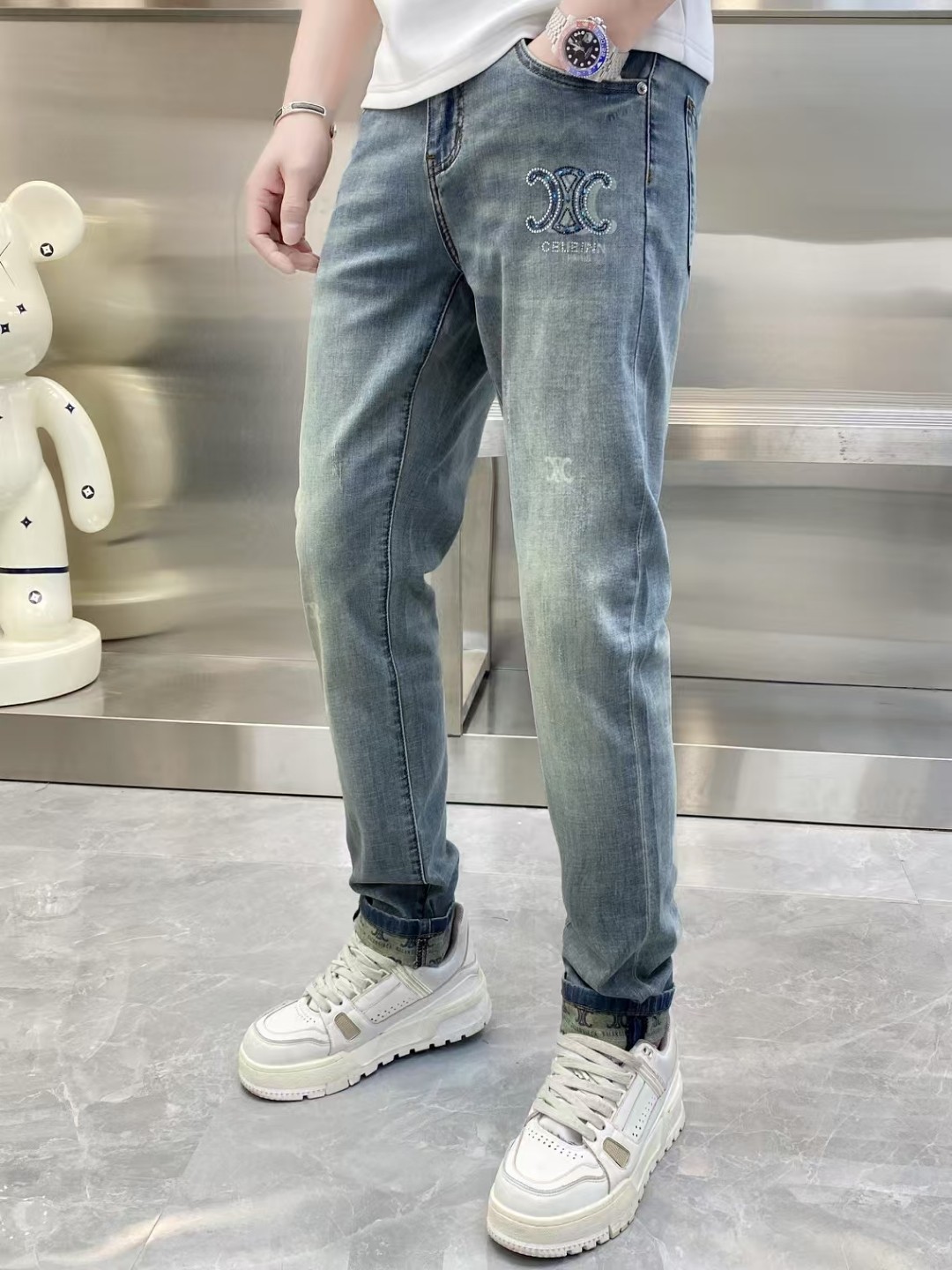 NO:127135,Selin Men's jeans original original cloth original washing water!  Imported original washing elastic fabrics, complex handicrafts superimposed, any washing step will become a completely different color effect after a few more seconds, so it is more precious, especially long-lasting and odor-resistant... Use the best tannin elastic texture, genuine leather leather cards, high-quality metal accessories... to create a unique and original jeans style!  Original hardware accessories, super positive style, comfortable and breathable, extremely high grade, counter quality, and handsome upper body. Number of 29-38, celine, jeans, alexander wang19860909赛琳 男士牛仔裤原厂原布原洗水！进口原版水洗弹力面料,复杂的手工艺叠加,任何一个洗水环节多停留几秒都会变成完全不一样的颜色效果,所以越加珍贵,特别持久、耐味…… 选用上乘的丹宁弹力质感,真皮皮牌、高定的金属辅料……打造出独特及原创的牛仔裤款型！原版五金辅料,版型超正,舒适透气,档次极高,专柜品质,上身帅气十足. 码数29-38,,celine,jeans,alexander wang,Men's clothing