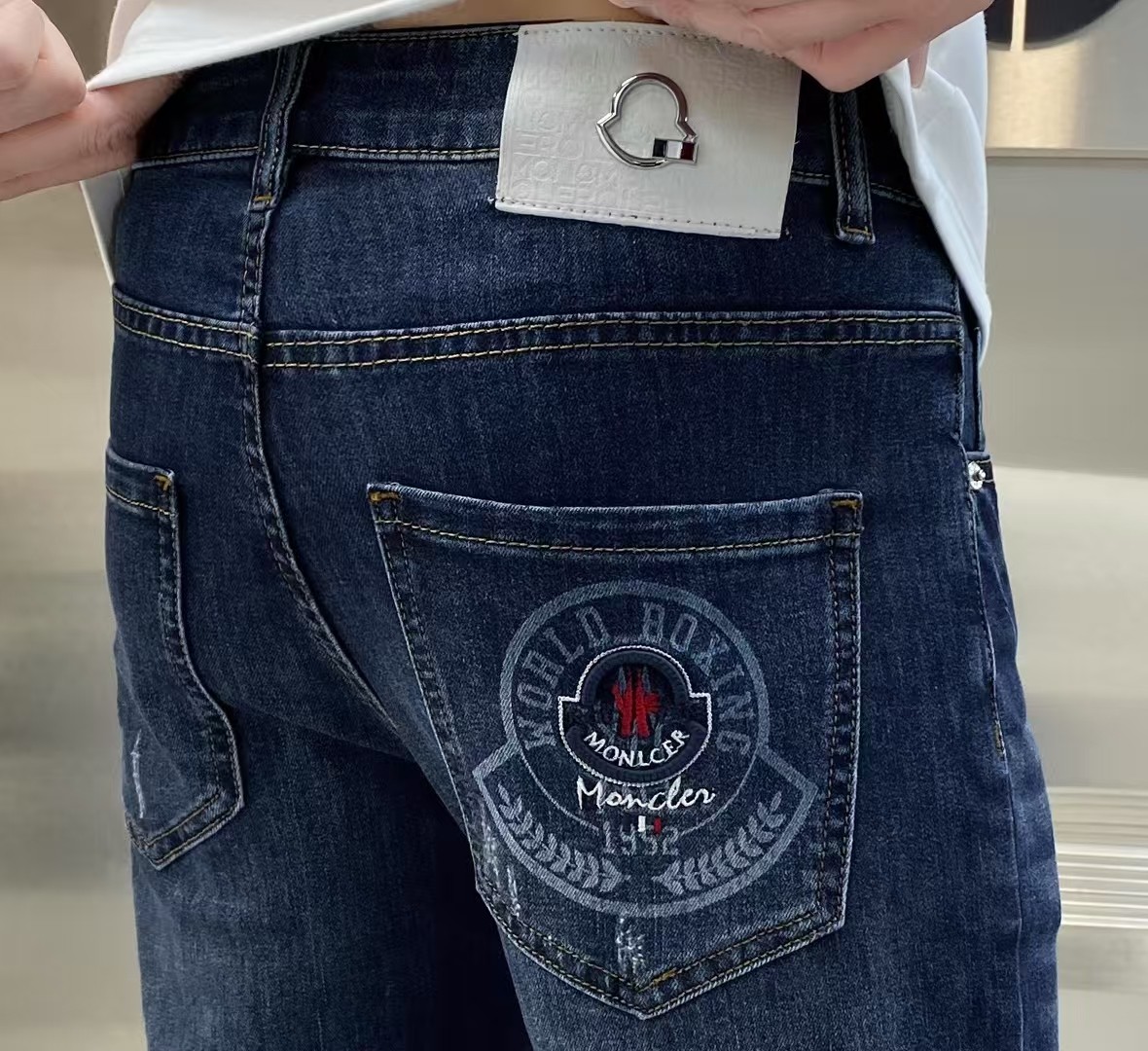 NO:130840,Men's jeans with original original cloth and original washing water!  Imported original washing elastic fabrics, complex handicrafts superimposed, any washing step will become a completely different color effect after a few more seconds, so it is more precious, especially long-lasting and odor-resistant... Use the best tannin elastic texture, genuine leather leather cards, high-quality metal accessories... to create a unique and original jeans style!  Original hardware accessories, super positive style, comfortable and breathable, extremely high grade, counter quality, and handsome upper body. Number of 29-38, Moncler, jeans, alexander wang19860909蒙口 男士牛仔裤原厂原布原洗水！进口原版水洗弹力面料,复杂的手工艺叠加,任何一个洗水环节多停留几秒都会变成完全不一样的颜色效果,所以越加珍贵,特别持久、耐味…… 选用上乘的丹宁弹力质感,真皮皮牌、高定的金属辅料……打造出独特及原创的牛仔裤款型！原版五金辅料,版型超正,舒适透气,档次极高,专柜品质,上身帅气十足. 码数29-38,,Moncler,jeans,alexander wang,Men's clothing