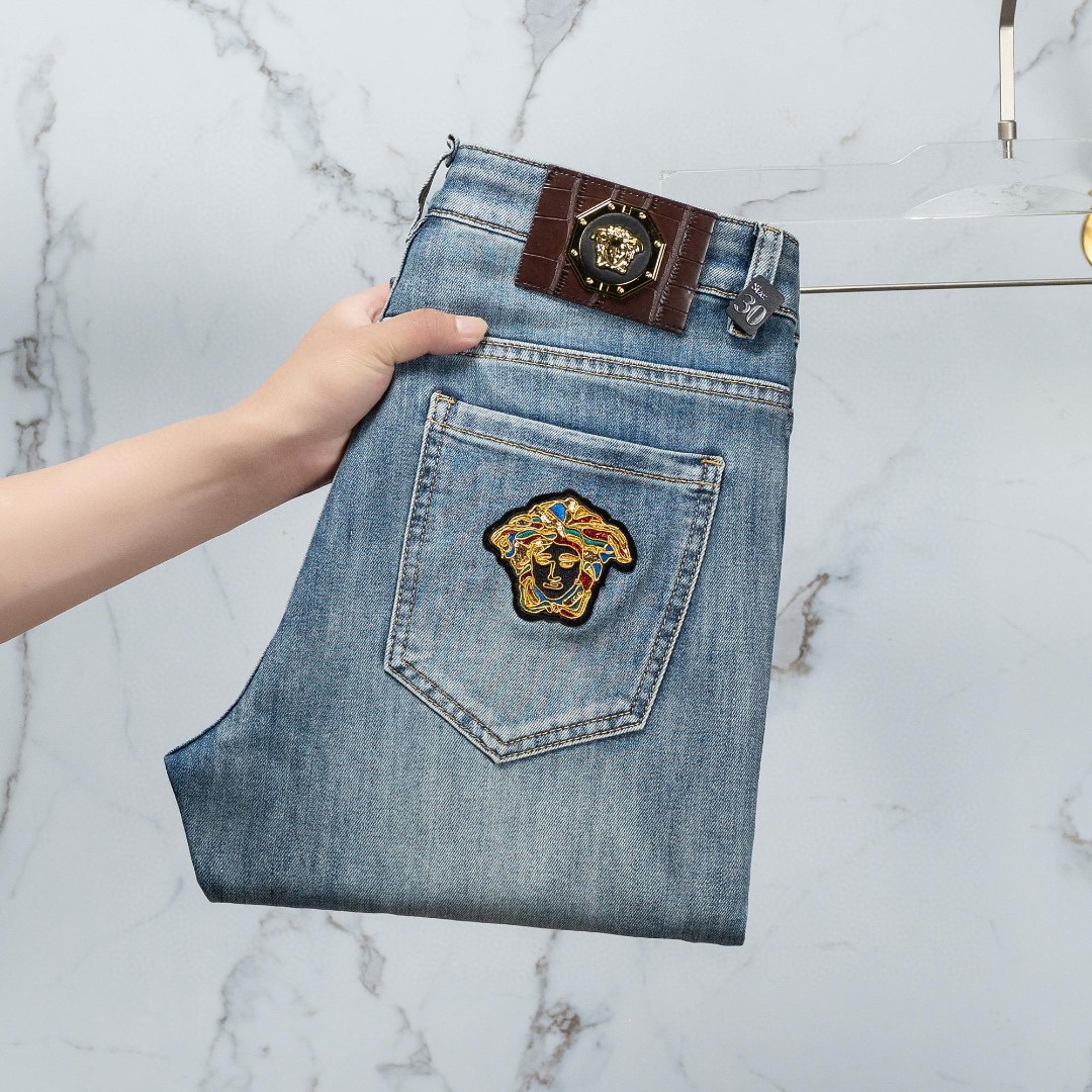 NO:127131,Versace Men's jeans original original cloth original wash water!  Imported original washing elastic fabrics, complex handicrafts superimposed, any washing step will become a completely different color effect after a few more seconds, so it is more precious, especially long-lasting and odor-resistant... Use the best tannin elastic texture, genuine leather leather cards, high-quality metal accessories... to create a unique and original jeans style!  Original hardware accessories, super positive style, comfortable and breathable, extremely high grade, counter quality, and handsome upper body. Number of 29-38, versace, jeans, alexander wang19860909范思哲 男士牛仔裤原厂原布原洗水！进口原版水洗弹力面料,复杂的手工艺叠加,任何一个洗水环节多停留几秒都会变成完全不一样的颜色效果,所以越加珍贵,特别持久、耐味…… 选用上乘的丹宁弹力质感,真皮皮牌、高定的金属辅料……打造出独特及原创的牛仔裤款型！原版五金辅料,版型超正,舒适透气,档次极高,专柜品质,上身帅气十足. 码数29-38,,versace,jeans,alexander wang,Men's clothing