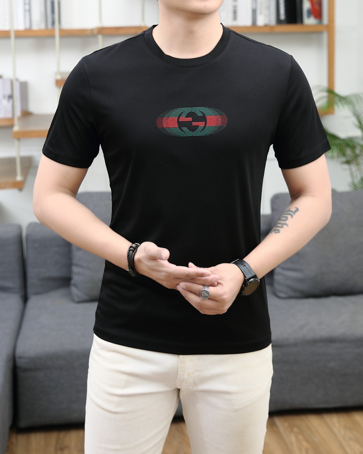 NO:129195,Gucci's new summer 2025 fashionable round neck short sleeves are made of high-end Yuchan silk fabric. The classic round neck style is unique and cool. The luxurious classic jacquard logo design is versatile. Adhering to the traditional fashion charm of big brands, the unique line design exudes a strong British style, which is very modern and inherits the traditional concept. The precious fabric is smoother, the feel is soft, comfortable and breathable. The exquisite craftsmanship and three-dimensional tailoring style bring texture enjoyment. The counter size M-3XL was shipped on the same day!  ,gucci,T-shirt,alexander wang19860909古驰 2025夏季新品时尚圆领短袖采用高档玉婵丝面料 经典圆领款式独特又清凉 奢华经典提花logo设计百搭气质 秉承大牌的传统时尚魅力,独有的线条设计散发着浓郁的英伦风情,极具现代感亦承袭了传统理念.珍贵面料更加光滑,手感柔顺舒适透气 精湛工艺,立体剪裁风格带来质感享受.专柜尺码M-3XL,当天出货！,,gucci,T-shirt,alexander wang,Men's clothing