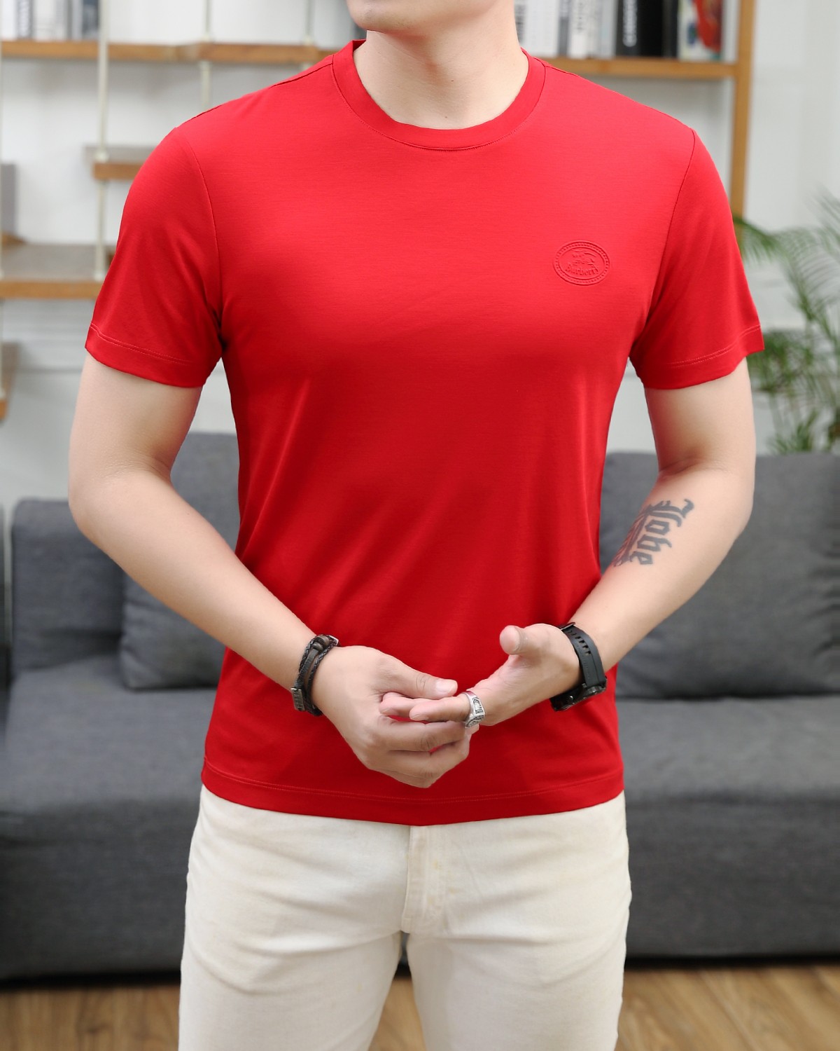 NO:129190,Burberry's new summer 2025 fashion round neck short sleeves are made of high-end Yuchan silk fabric. The classic round neck style is unique and cool. The luxurious classic jacquard logo design is versatile. Adhering to the traditional fashion charm of the big brand, the unique line design exudes a strong British style, which is very modern and inherits the traditional concept. The precious fabric is smoother, soft, comfortable and breathable. The exquisite craftsmanship and three-dimensional tailoring style bring texture enjoyment. The counter size M-3XL was shipped on the same day!  ,burberry,T-shirt,alexander wang19860909巴宝莉 2025夏季新品时尚圆领短袖采用高档玉婵丝面料 经典圆领款式独特又清凉 奢华经典提花logo设计百搭气质 秉承大牌的传统时尚魅力,独有的线条设计散发着浓郁的英伦风情,极具现代感亦承袭了传统理念.珍贵面料更加光滑,手感柔顺舒适透气 精湛工艺,立体剪裁风格带来质感享受.专柜尺码M-3XL,当天出货！,,burberry,T-shirt,alexander wang,Men's clothing