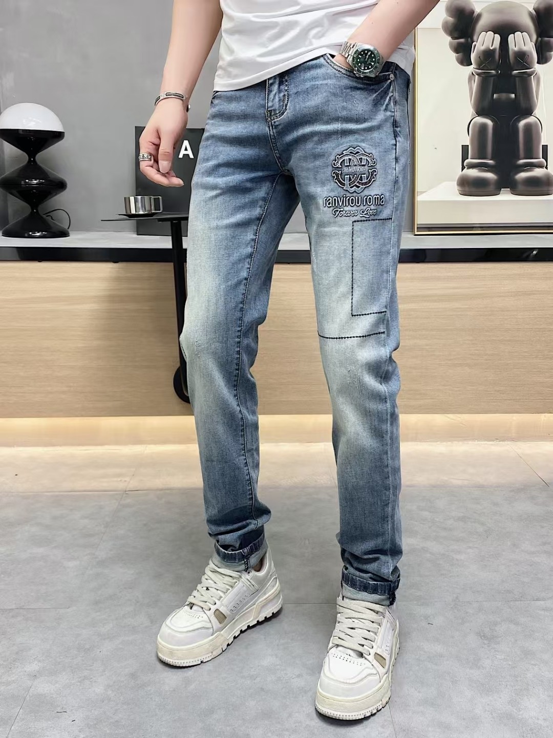 NO:132491,Cavalli's official counter is available at the same time, original singles are ruthless, super stylish jeans, customized original washing denim fabric, unique design, top-grade printing craft letter pattern logo, original hardware and auxiliary decoration, extremely superior jeans, the materials and craftsmanship are extremely luxurious and exquisite, extremely high-end, handsome and stylish, recommended, yards 29-38, jeans, alexander wang19860909卡瓦利 官网专柜同步有售,原单狠货,超级有范儿的一款牛仔裤,定制原版水洗牛仔面料,独特设计,顶级印花工艺字母图案logo,原版五金辅料装饰,极为翘楚的一款牛仔裤,用料与工艺都极致奢华精湛,档次极高,上身帅气有型,推荐,码数29—38,,jeans,alexander wang,Men's clothing