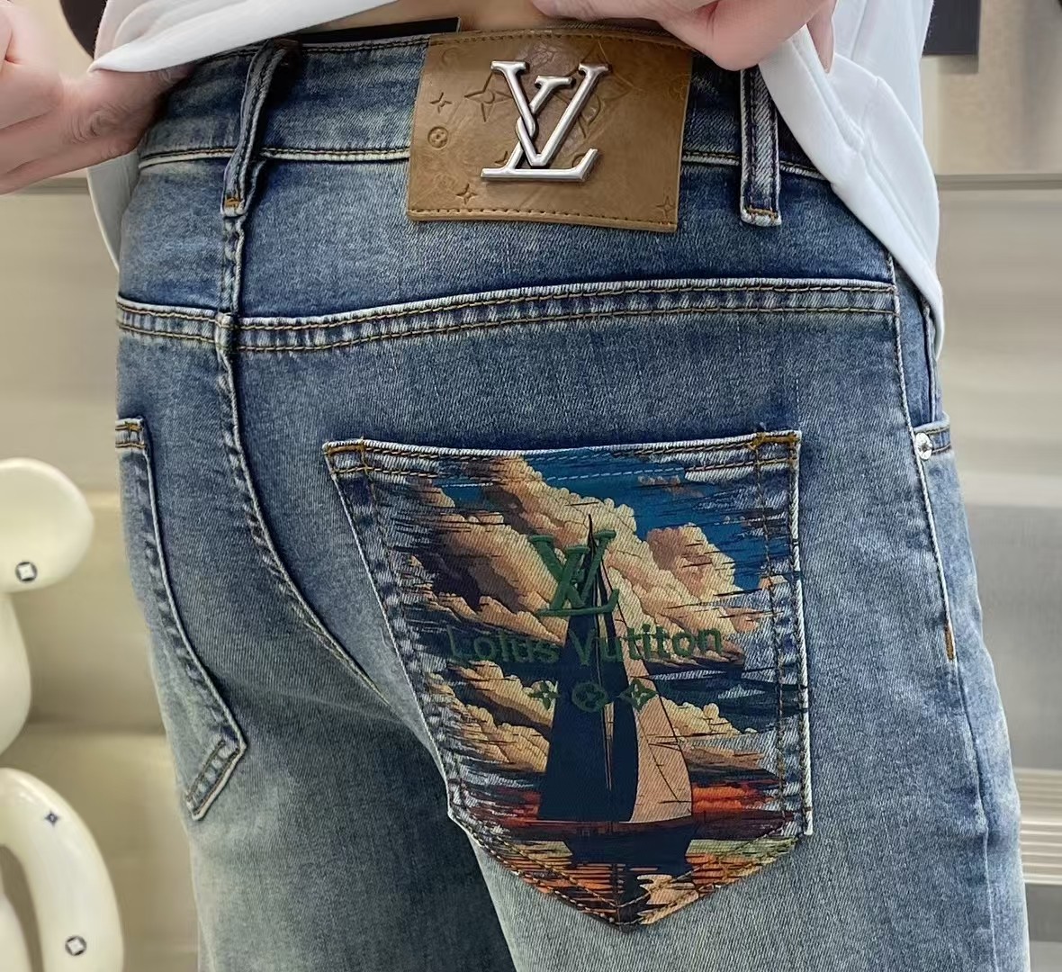 NO:132496,LV official website counter is available simultaneously, original singles, super stylish jeans, customized original washing denim fabric, unique design, top-grade printed craft letter pattern logo, original hardware and auxiliary decoration, extremely superior jeans, the materials and craftsmanship are extremely luxurious and exquisite, extremely high-end, handsome and stylish, recommended, digits 29-38,, louis vuitton, jeans, alexander wang19860909LV 官网专柜同步有售,原单狠货,超级有范儿的一款牛仔裤,定制原版水洗牛仔面料,独特设计,顶级印花工艺字母图案logo,原版五金辅料装饰,极为翘楚的一款牛仔裤,用料与工艺都极致奢华精湛,档次极高,上身帅气有型,推荐,码数29—38,,louis vuitton,jeans,alexander wang,Men's clothing