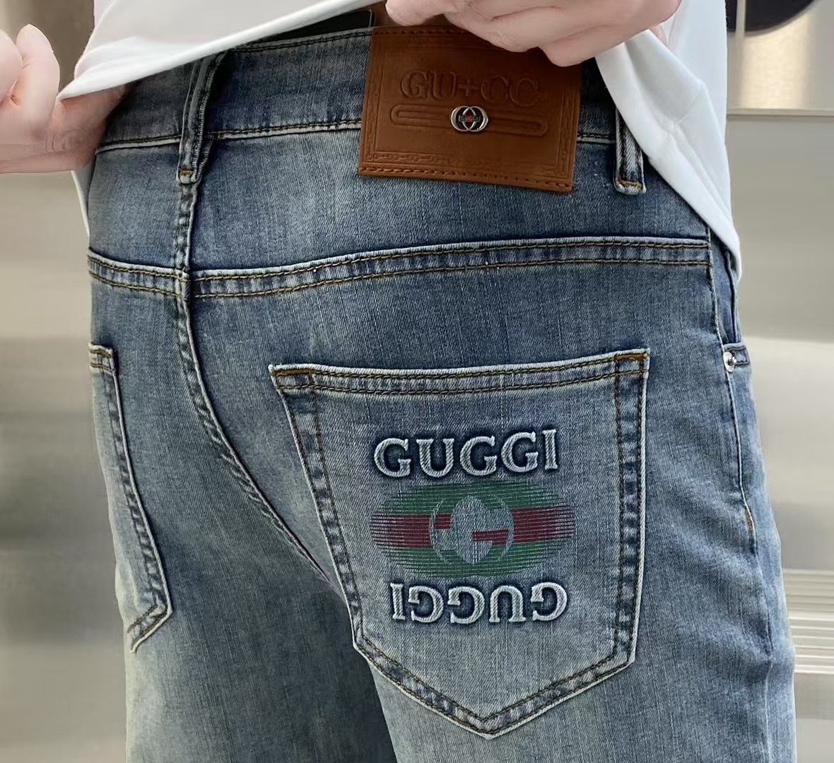 NO:132499,Gucci official counter is available at the same time, original singles are ruthless, super stylish jeans, customized original washing denim fabric, unique design, top-grade printing craft letter pattern logo, original hardware and auxiliary decoration, extremely top-notch jeans, the materials and craftsmanship are extremely luxurious and exquisite, extremely high-end, handsome and stylish, recommended, size 29-38, gucci, jeans, alexander wang19860909古驰 官网专柜同步有售,原单狠货,超级有范儿的一款牛仔裤,定制原版水洗牛仔面料,独特设计,顶级印花工艺字母图案logo,原版五金辅料装饰,极为翘楚的一款牛仔裤,用料与工艺都极致奢华精湛,档次极高,上身帅气有型,推荐,码数29—38,,gucci,jeans,alexander wang,Men's clothing