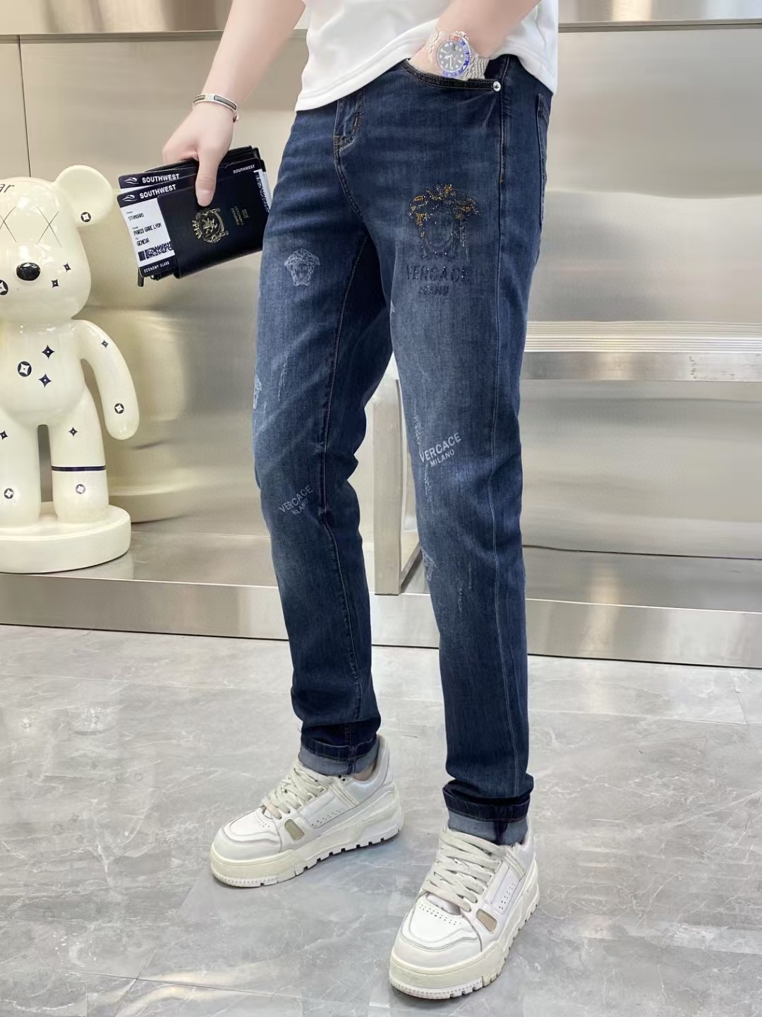 NO:133548,Versace Men's jeans original original cloth original wash water!  Imported original washing elastic fabrics, complex handicrafts superimposed, any washing step will become a completely different color effect after a few more seconds, so it is more precious, especially long-lasting and odor-resistant... Use the best tannin elastic texture, genuine leather leather cards, high-quality metal accessories... to create a unique and original jeans style!  Original hardware accessories, super positive style, comfortable and breathable, extremely high grade, counter quality, and handsome upper body. Number of 29-38, versace, jeans, alexander wang19860909范思哲 男士牛仔裤原厂原布原洗水！进口原版水洗弹力面料,复杂的手工艺叠加,任何一个洗水环节多停留几秒都会变成完全不一样的颜色效果,所以越加珍贵,特别持久、耐味…… 选用上乘的丹宁弹力质感,真皮皮牌、高定的金属辅料……打造出独特及原创的牛仔裤款型！原版五金辅料,版型超正,舒适透气,档次极高,专柜品质,上身帅气十足. 码数29-38,,versace,jeans,alexander wang,Men's clothing