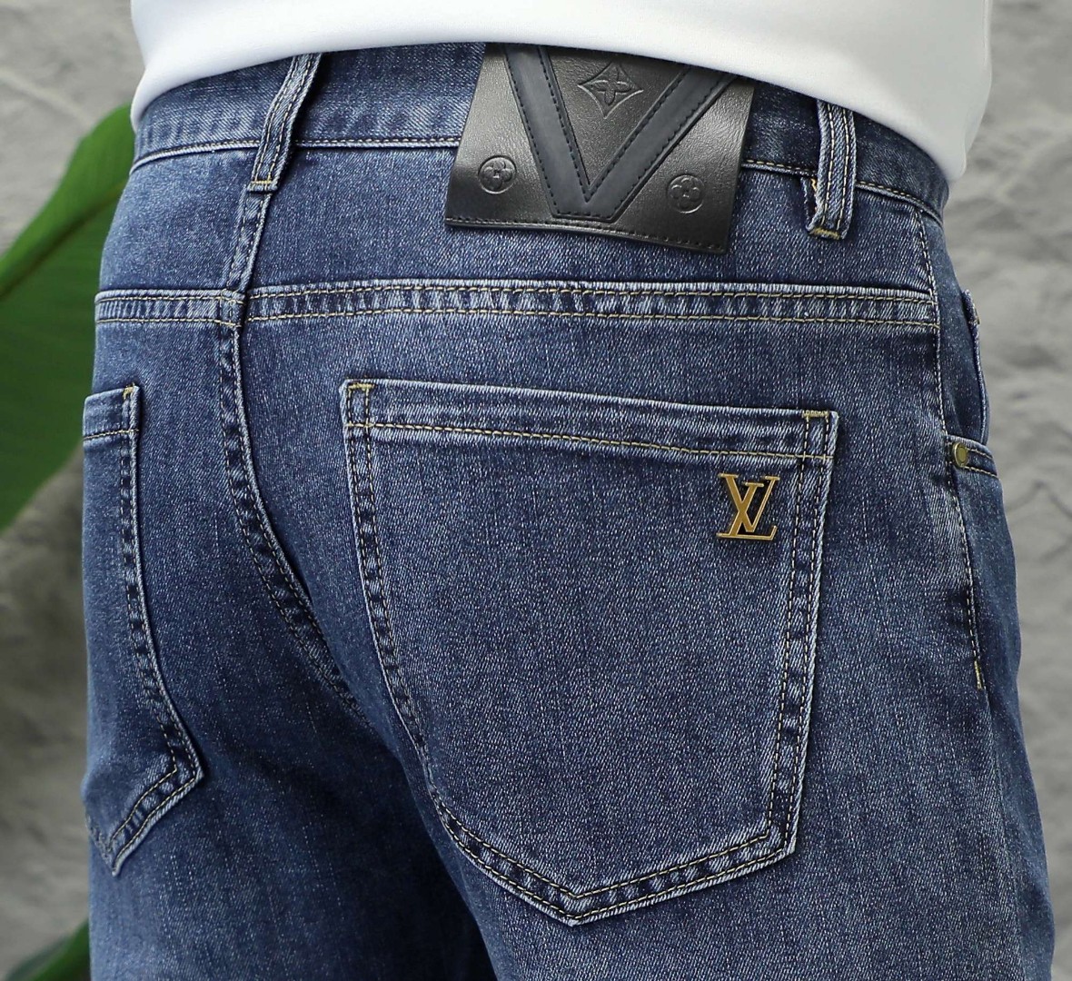 NO:133571,LV men's jeans original original cloth original wash water!  Imported original washing elastic fabrics, complex handicrafts superimposed, any washing step will become a completely different color effect after a few more seconds, so it is more precious, especially long-lasting and odor-resistant... Use the best tannin elastic texture, genuine leather leather cards, high-quality metal accessories... to create a unique and original jeans style!  Original hardware accessories, super positive style, comfortable and breathable, extremely high grade, counter quality, and handsome upper body. Number of codes 29-38,,louis vuitton,jeans,alexander wang19860909LV 男士牛仔裤原厂原布原洗水！进口原版水洗弹力面料,复杂的手工艺叠加,任何一个洗水环节多停留几秒都会变成完全不一样的颜色效果,所以越加珍贵,特别持久、耐味…… 选用上乘的丹宁弹力质感,真皮皮牌、高定的金属辅料……打造出独特及原创的牛仔裤款型！原版五金辅料,版型超正,舒适透气,档次极高,专柜品质,上身帅气十足. 码数29-38,,louis vuitton,jeans,alexander wang,Men's clothing