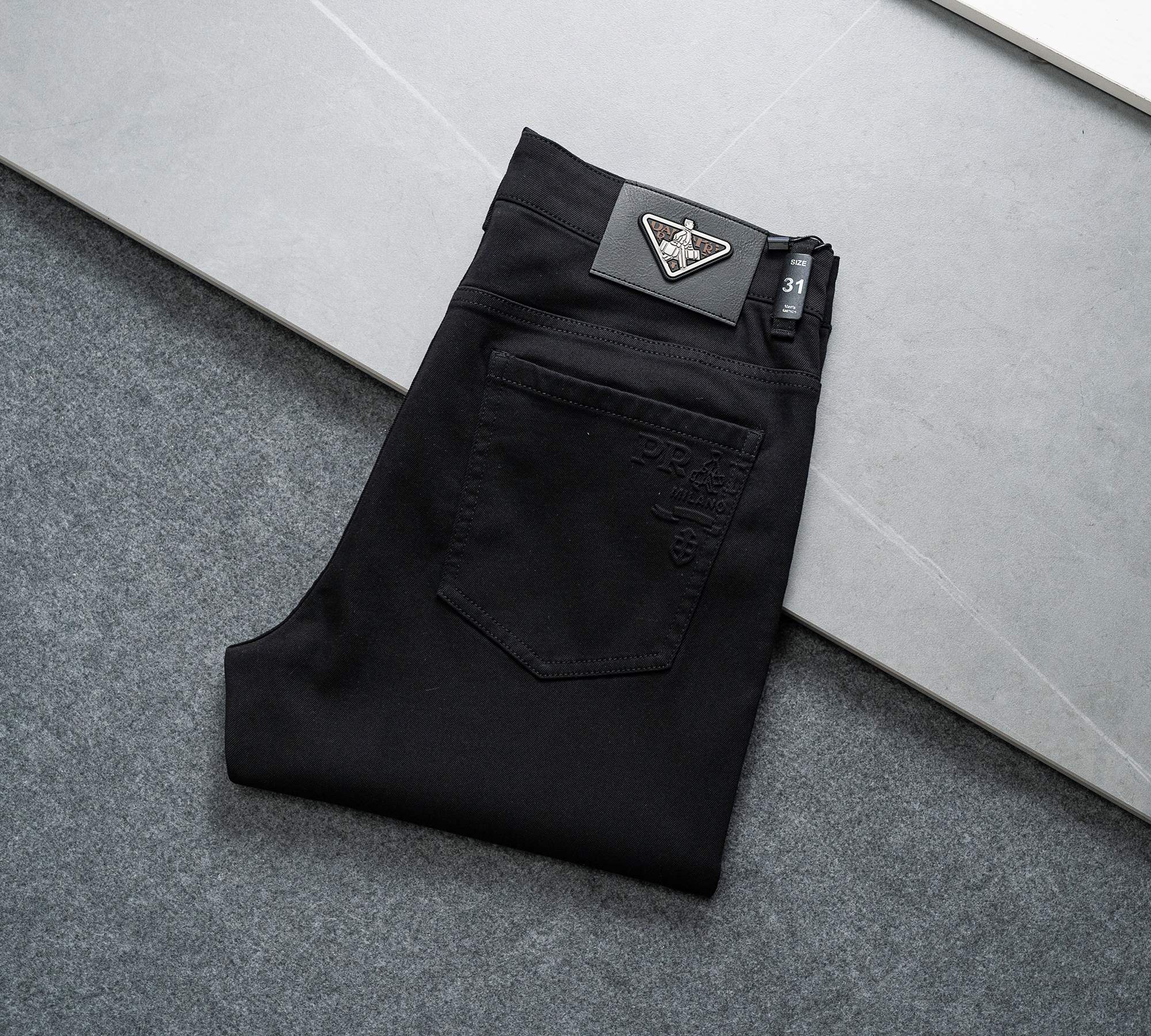 NO:136203,Prada official website counter is available at the same time, original singles are ruthless, super stylish jeans, customized original washing denim fabric, unique design, top-grade printing craft letter pattern logo, original hardware and auxiliary decoration, extremely superior jeans, the materials and craftsmanship are extremely luxurious and exquisite, extremely high-end, handsome and stylish, recommended, size 29-38, prada, jeans, alexander wang19860909普拉达 官网专柜同步有售,原单狠货,超级有范儿的一款牛仔裤,定制原版水洗牛仔面料,独特设计,顶级印花工艺字母图案logo,原版五金辅料装饰,极为翘楚的一款牛仔裤,用料与工艺都极致奢华精湛,档次极高,上身帅气有型,推荐,码数29—38,,prada,jeans,alexander wang,Men's clothing