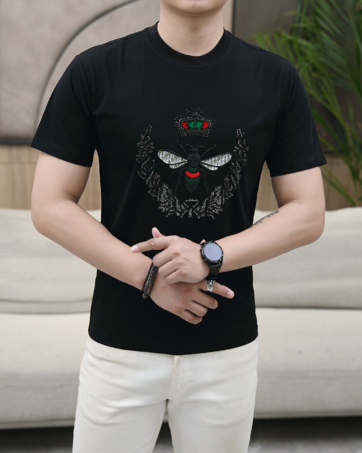 NO:142379,Gucci 2025 summer new product fashionable round neck short sleeves are made of high-end Yuchan silk fabric. The classic round neck style is unique and cool. The luxurious classic logo design is versatile. Adhering to the traditional fashion charm of big brands, the unique line design exudes a strong British style, which is very modern and inherits the traditional concept. The precious fabric is smoother, the feel is soft, comfortable and breathable. The exquisite craftsmanship and three-dimensional tailoring style bring texture enjoyment. The counter size M-3XL was shipped on the same day!  ,gucci,T-shirt,alexander wang19860909古驰 2025夏季新品时尚圆领短袖采用高档玉婵丝面料 经典圆领款式独特又清凉 奢华经典logo设计百搭气质 秉承大牌的传统时尚魅力,独有的线条设计散发着浓郁的英伦风情,极具现代感亦承袭了传统理念.珍贵面料更加光滑,手感柔顺舒适透气 精湛工艺,立体剪裁风格带来质感享受.专柜尺码M-3XL,当天出货！,,gucci,T-shirt,alexander wang,Men's clothing