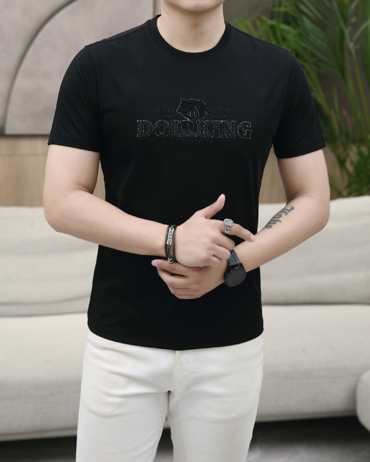 NO:146600,Dior New summer model!  Fashionable and casual round neck short-sleeved fashion item design, more fashionable and comfortable, high-standard customization, very stylish upper body, luxurious and classic LOGO pattern on the chest, customer-supplied auxiliary materials, imported high-end custom fabrics with very delicate texture, exquisite details and exquisite craftsmanship, extremely shaping item, can be matched with any fashion, super good style, a must-have item for trendy men. Counter code: M-3XL, shipped on the same day!  ,dior,T-shirt,alexander wang19860909迪奥 夏季新款！时尚休闲圆领短袖时尚单品设计,更加时尚舒适,高标准定制,上身非常有型,胸前奢华经典LOGO图案 客供辅料,客供进口高档定制面料质感非常细腻,细节工艺精湛考究,塑造性极高的一款单品,任何时装都可以搭配,版型超级好 潮男必备单品 专柜码:M-3XL,当天出货！,,dior,T-shirt,alexander wang,Men's clothing