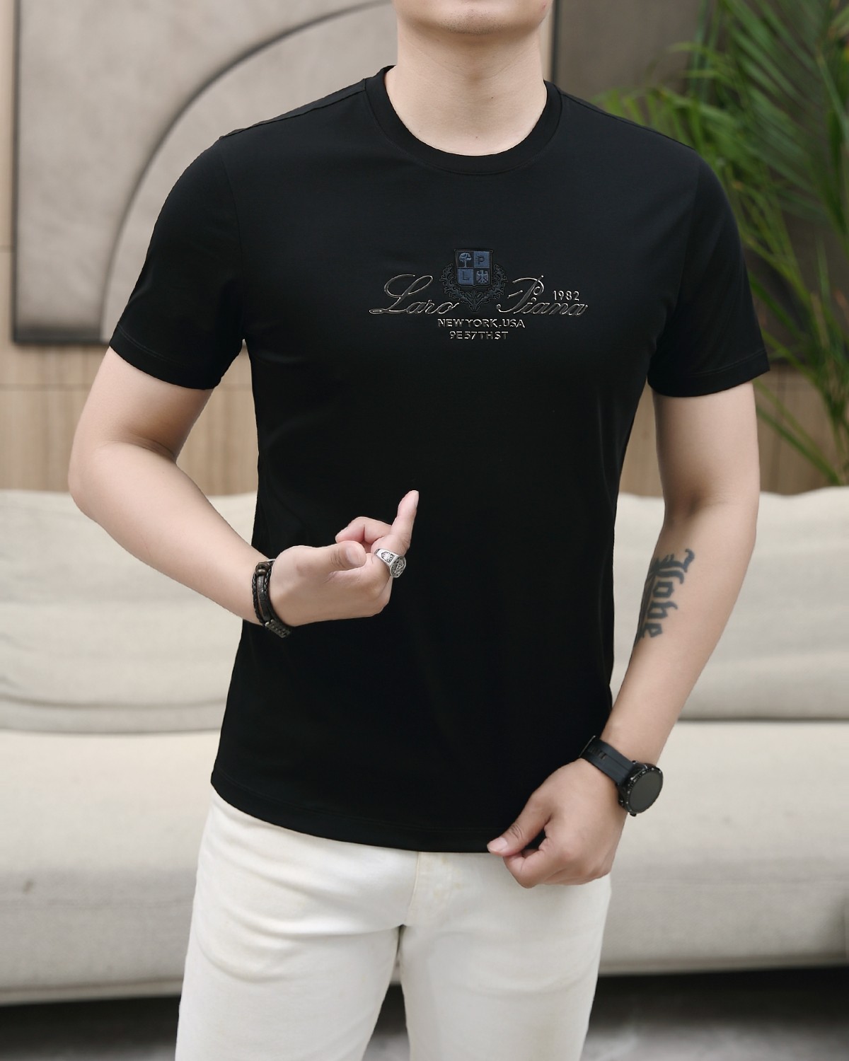 NO:136222,LP 2025 summer new model!  Fashionable and casual round neck short-sleeved fashion item design, more fashionable and comfortable, high-standard customization, very stylish upper body, luxurious and classic LOGO pattern on the chest, customer-supplied auxiliary materials, imported high-end custom fabrics with very delicate texture, exquisite details and exquisite craftsmanship, extremely shaping item, can be matched with any fashion, super good style, a must-have item for trendy men. Counter code: M-3XL, shipped on the same day!  ,loro piana,T-shirt,alexander wang19860909LP 2025夏季新款！时尚休闲圆领短袖时尚单品设计,更加时尚舒适,高标准定制,上身非常有型,胸前奢华经典LOGO图案 客供辅料,客供进口高档定制面料质感非常细腻,细节工艺精湛考究,塑造性极高的一款单品,任何时装都可以搭配,版型超级好 潮男必备单品 专柜码:M-3XL,当天出货！,,loro piana,T-shirt,alexander wang,Men's clothing