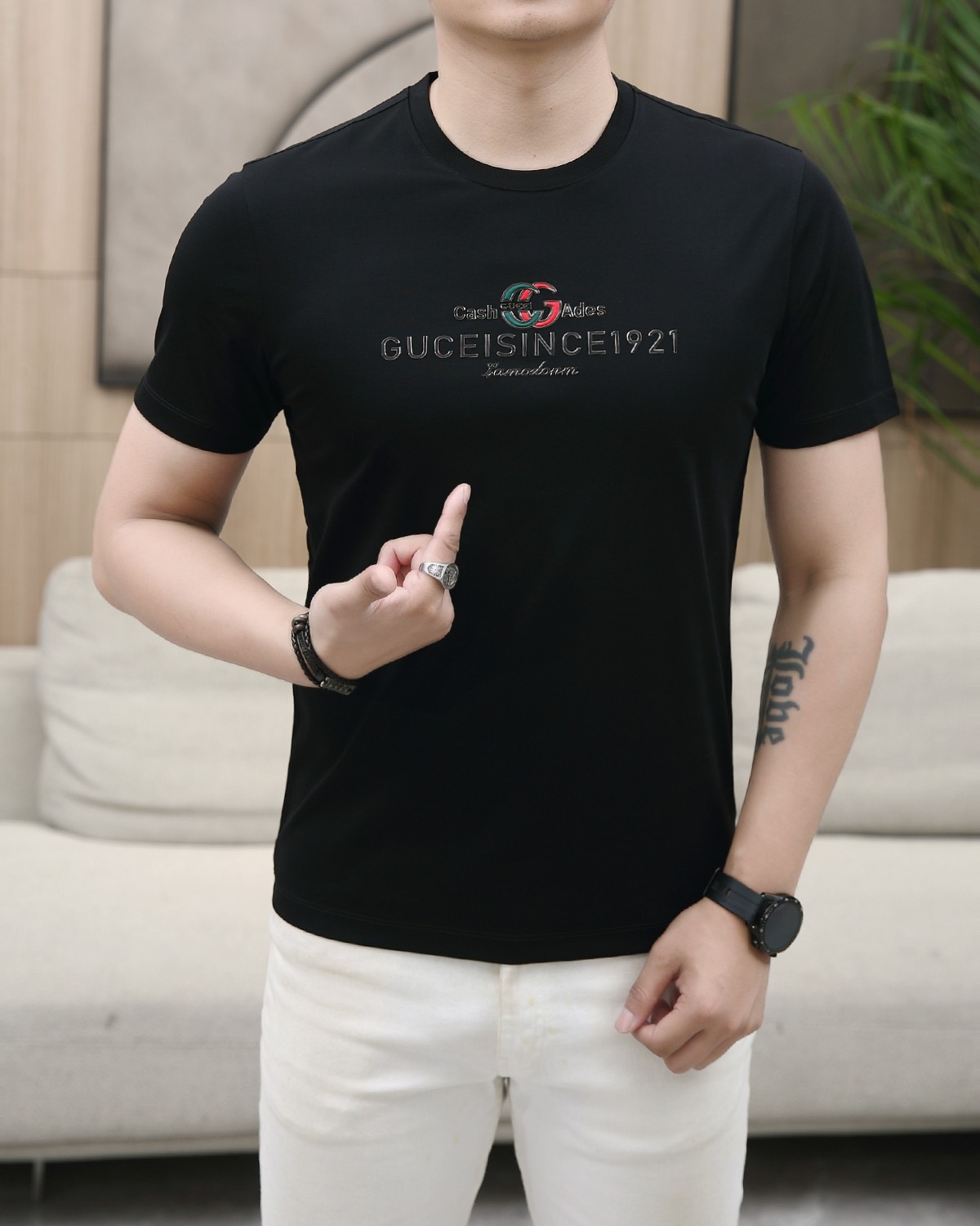 NO:146609,New in summer!  Fashionable and casual round neck short-sleeved fashion item design, more fashionable and comfortable, high-standard customization, very stylish upper body, luxurious and classic LOGO pattern on the chest, customer-supplied auxiliary materials, imported high-end custom fabrics with very delicate texture, exquisite details and exquisite craftsmanship, extremely shaping item, can be matched with any fashion, super good style, a must-have item for trendy men. Counter code: M-3XL, shipped on the same day!  ,loro piana,T-shirt,alexander wang19860909LP 夏季新款！时尚休闲圆领短袖时尚单品设计,更加时尚舒适,高标准定制,上身非常有型,胸前奢华经典LOGO图案 客供辅料,客供进口高档定制面料质感非常细腻,细节工艺精湛考究,塑造性极高的一款单品,任何时装都可以搭配,版型超级好 潮男必备单品 专柜码:M-3XL,当天出货！,,loro piana,T-shirt,alexander wang,Men's clothing