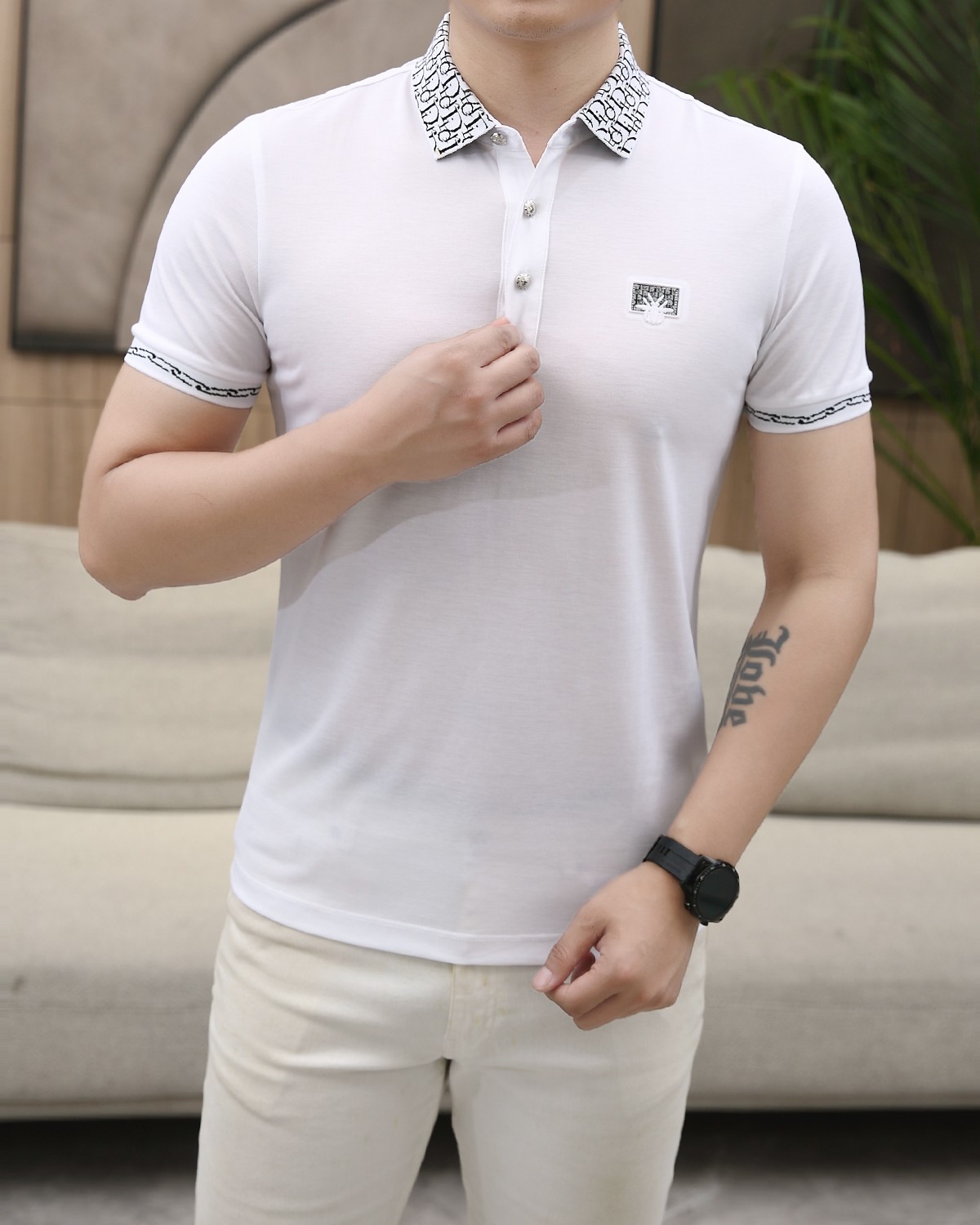 NO:153836,Givenchy's latest top-grade fine bead mercerated short-sleeved polo shirt lapel T-shirt in 2025 spring and summer counter, high-end customization and avant-garde design!  Heavy craft design, high-end customized fabric, soft feel, comfortable to wear, exquisite counter-level car line, fine workmanship, invincible and handsome upper body effect!  A must-have item for handsome men!  Number of code M-3XL (178 catties wear L slim fit, maximum wear 190 catties), givennchy, T-shirt, tees, t-shirt, alexander wang19860909纪梵希 2025春夏专柜最新款顶级细珠地丝光短袖polo衫翻领T恤 高端订制 设计前卫！重工艺设计 高端订制面料.手感柔软.穿着舒适.专柜级别精致车线.做工精细.上身效果无敌帅气！型男必备单品！码数M-3XL（178 斤穿L修身 最大穿190斤）,,givenchy,T-shirt,tees，t-shirt,alexander wang,Men's clothing