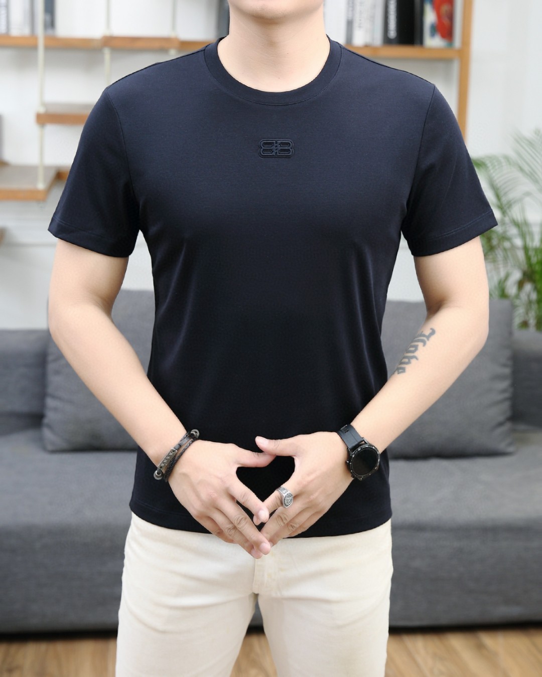 NO:146579,Balenciaga's new summer fashion round neck short sleeves are made of high-end Yuchan silk fabric. The classic round neck style is unique and cool. The luxurious classic jacquard logo design is versatile. Adhering to the traditional fashion charm of the big brand, the unique line design exudes a strong British style, which is very modern and inherits the traditional concept. The precious fabric is smoother, soft, comfortable and breathable. The exquisite craftsmanship and three-dimensional tailoring style bring texture enjoyment. The counter size M-3XL was shipped on the same day!  ,balenciaga,T-shirt,alexander wang19860909巴黎世家 夏季新品时尚圆领短袖采用高档玉婵丝面料 经典圆领款式独特又清凉 奢华经典提花logo设计百搭气质 秉承大牌的传统时尚魅力,独有的线条设计散发着浓郁的英伦风情,极具现代感亦承袭了传统理念.珍贵面料更加光滑,手感柔顺舒适透气 精湛工艺,立体剪裁风格带来质感享受.专柜尺码M-3XL,当天出货！,,balenciaga,T-shirt,alexander wang,Men's clothing