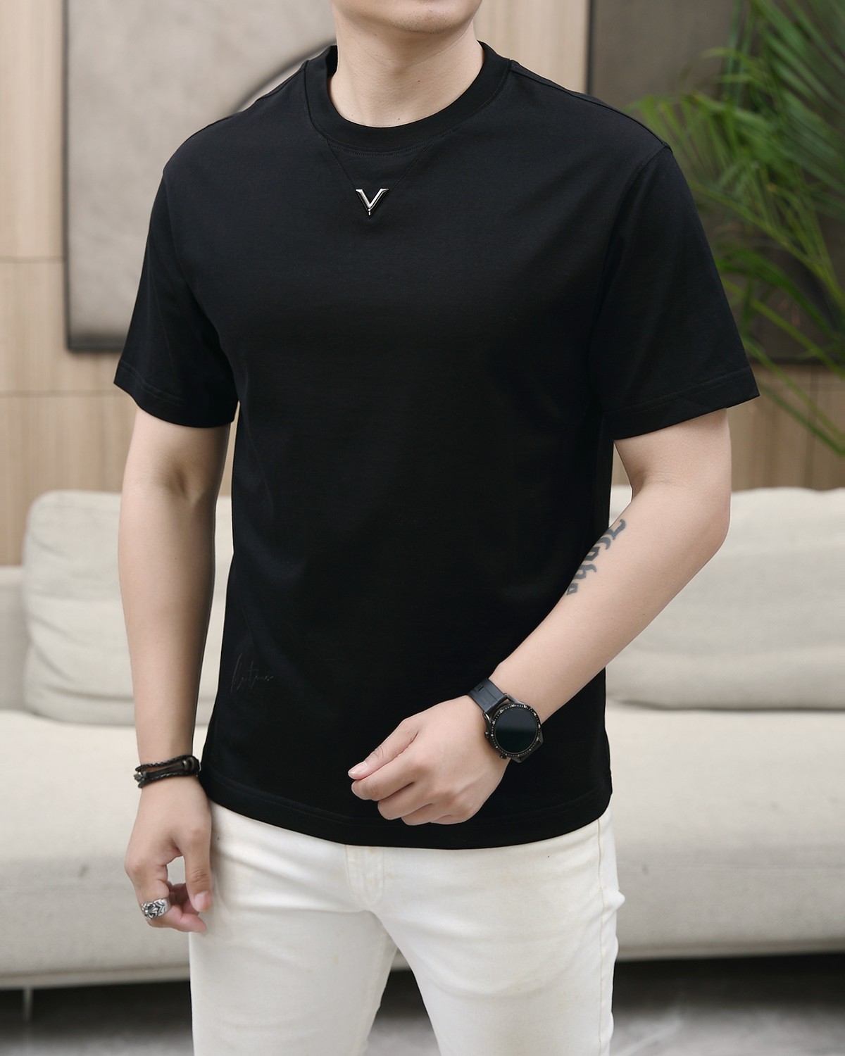 NO:146669,New for the LV summer!  Fashionable and casual round neck short-sleeved fashion item design, more fashionable and comfortable, high-standard customization, very stylish upper body, luxurious and classic LOGO pattern on the chest, customer-supplied auxiliary materials, imported high-end custom fabrics with very delicate texture, exquisite details and exquisite craftsmanship, extremely shaping item, can be matched with any fashion, super good style, a must-have item for trendy men. Counter code: M-3XL, shipped on the same day!  ,,louis vuitton,T-shirt,alexander wang19860909LV 夏季新款！时尚休闲圆领短袖时尚单品设计,更加时尚舒适,高标准定制,上身非常有型,胸前奢华经典LOGO图案 客供辅料,客供进口高档定制面料质感非常细腻,细节工艺精湛考究,塑造性极高的一款单品,任何时装都可以搭配,版型超级好 潮男必备单品 专柜码:M-3XL,当天出货！,,louis vuitton,T-shirt,alexander wang,Men's clothing