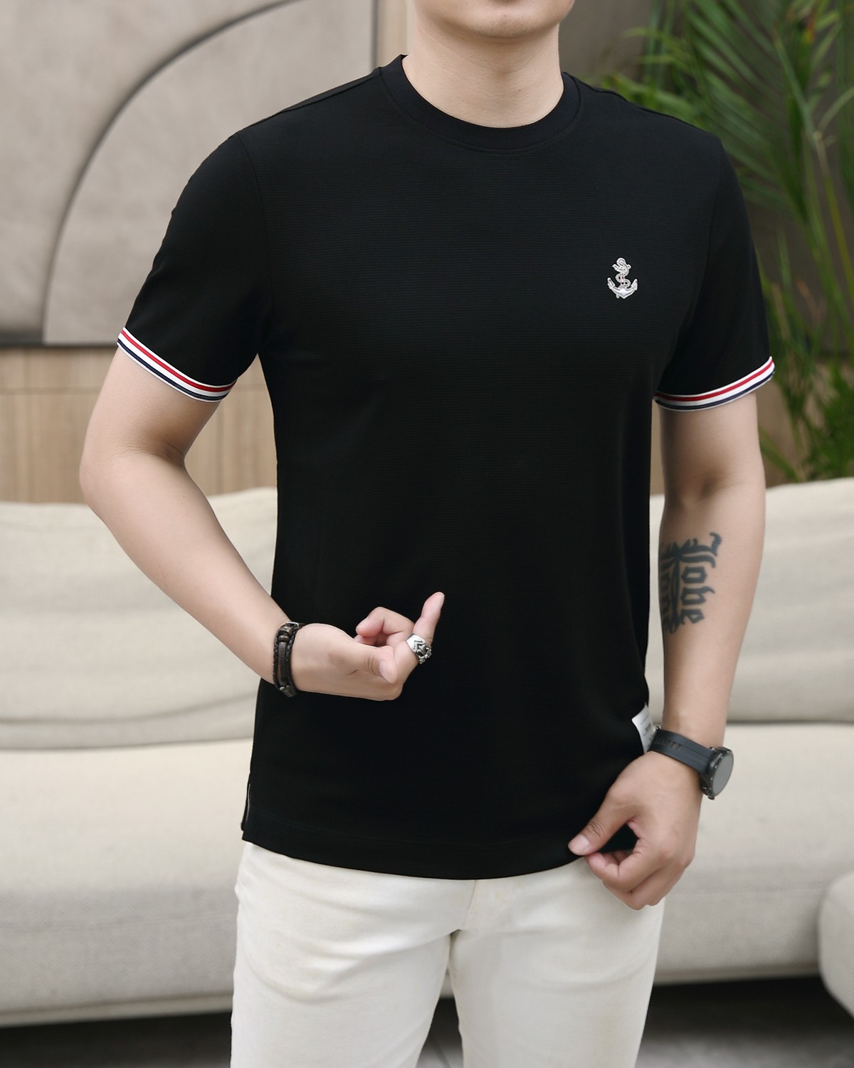 NO:136709,TB Summer New Model!  Fashionable and casual round neck short-sleeved fashion item design, more fashionable and comfortable, high-standard customization, very stylish upper body, luxurious and classic LOGO pattern on the chest, customer-supplied auxiliary materials, imported high-end custom fabrics with very delicate texture, exquisite details and exquisite craftsmanship, extremely shaping item, can be matched with any fashion, super good style, a must-have item for trendy men. Counter code: M-3XL, shipped on the same day!  ,T-shirt,alexander wang19860909TB 夏季新款！时尚休闲圆领短袖时尚单品设计,更加时尚舒适,高标准定制,上身非常有型,胸前奢华经典LOGO图案 客供辅料,客供进口高档定制面料质感非常细腻,细节工艺精湛考究,塑造性极高的一款单品,任何时装都可以搭配,版型超级好 潮男必备单品 专柜码:M-3XL,当天出货！,,T-shirt,alexander wang,Men's clothing