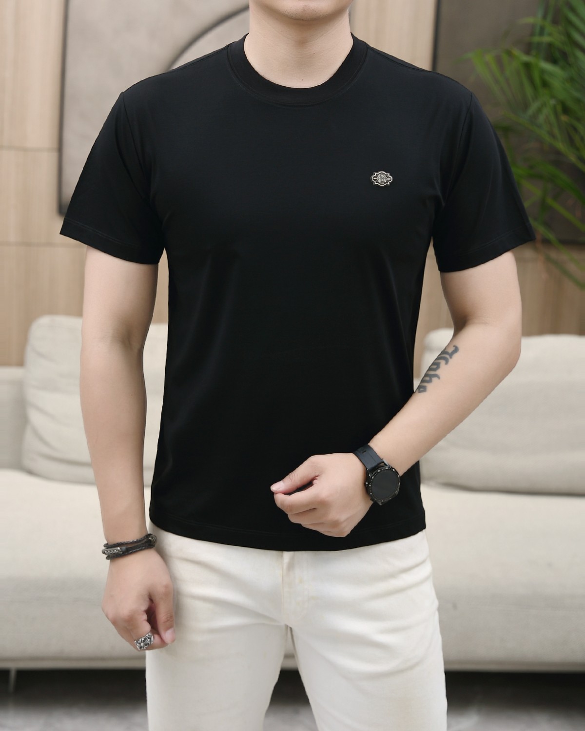 NO:136706,Cavalli New summer model!  Fashionable and casual round neck short-sleeved fashion item design, more fashionable and comfortable, high-standard customization, very stylish upper body, luxurious and classic LOGO pattern on the chest, customer-supplied auxiliary materials, imported high-end custom fabrics with very delicate texture, exquisite details and exquisite craftsmanship, extremely shaping item, can be matched with any fashion, super good style, a must-have item for trendy men. Counter code: M-3XL, shipped on the same day!  ,T-shirt,alexander wang19860909卡瓦利 夏季新款！时尚休闲圆领短袖时尚单品设计,更加时尚舒适,高标准定制,上身非常有型,胸前奢华经典LOGO图案 客供辅料,客供进口高档定制面料质感非常细腻,细节工艺精湛考究,塑造性极高的一款单品,任何时装都可以搭配,版型超级好 潮男必备单品 专柜码:M-3XL,当天出货！,,T-shirt,alexander wang,Men's clothing