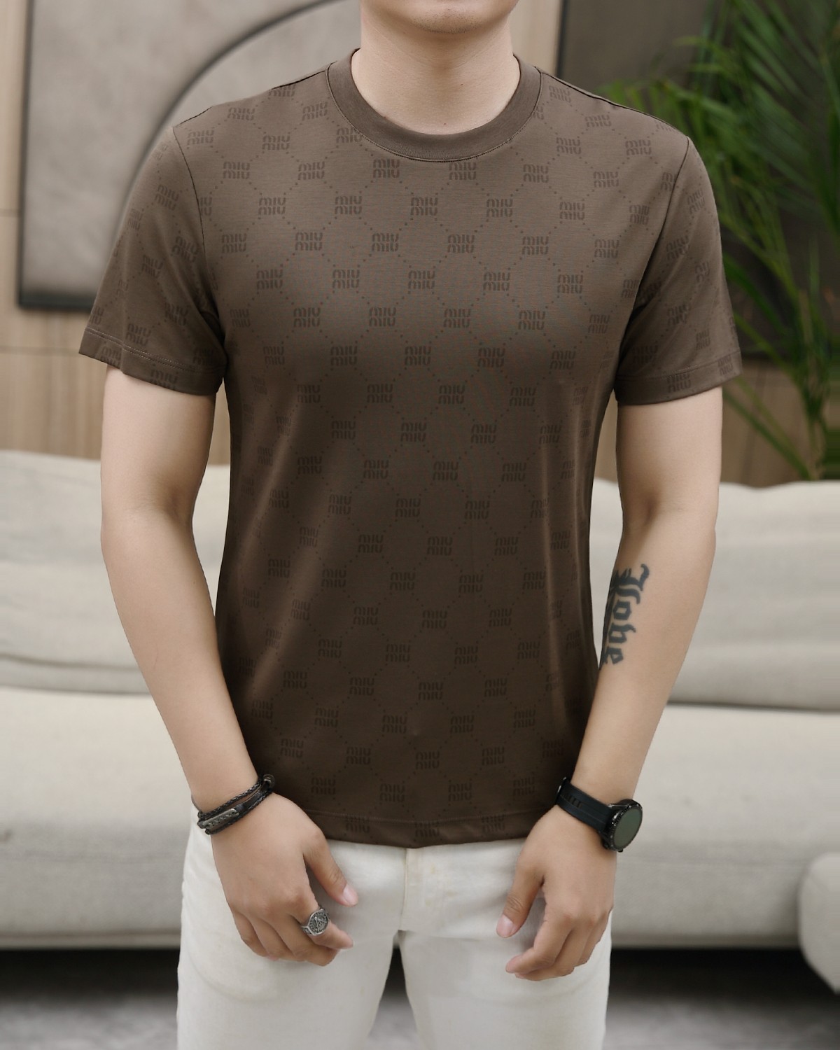 NO:136711,Miumiu New Summer Model!  Fashionable and casual round neck short-sleeved fashion item design, more fashionable and comfortable, high-standard customization, very stylish upper body, luxurious and classic LOGO pattern on the chest, customer-supplied auxiliary materials, imported high-end custom fabrics with very delicate texture, exquisite details and exquisite craftsmanship, extremely shaping item, can be matched with any fashion, super good style, a must-have item for trendy men. Counter code: M-3XL, shipped on the same day!  ,miumiu,T-shirt,alexander wang19860909miumiu 夏季新款！时尚休闲圆领短袖时尚单品设计,更加时尚舒适,高标准定制,上身非常有型,胸前奢华经典LOGO图案 客供辅料,客供进口高档定制面料质感非常细腻,细节工艺精湛考究,塑造性极高的一款单品,任何时装都可以搭配,版型超级好 潮男必备单品 专柜码:M-3XL,当天出货！,,miumiu,T-shirt,alexander wang,Men's clothing