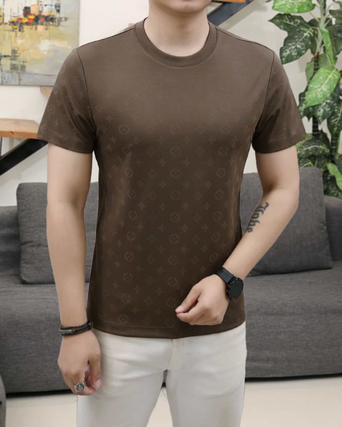 NO:153833,LV 2025 summer new product fashionable round neck short sleeves are made of high-end Yuchan silk fabric. The classic round neck style is unique and cool. The luxurious classic jacquard logo design is versatile. Adhering to the traditional fashion charm of the big brand, the unique line design exudes a strong British style, which is very modern and inherits the traditional concept. The precious fabric is smoother, the feel is soft, comfortable and breathable. The exquisite craftsmanship and three-dimensional tailoring style bring texture enjoyment. The counter size M-3XL was shipped on the same day!  ,,louis vuitton,T-shirt,alexander wang19860909LV 2025夏季新品时尚圆领短袖采用高档玉婵丝面料 经典圆领款式独特又清凉 奢华经典提花logo设计百搭气质 秉承大牌的传统时尚魅力,独有的线条设计散发着浓郁的英伦风情,极具现代感亦承袭了传统理念.珍贵面料更加光滑,手感柔顺舒适透气 精湛工艺,立体剪裁风格带来质感享受.专柜尺码M-3XL,当天出货！,,louis vuitton,T-shirt,alexander wang,Men's clothing