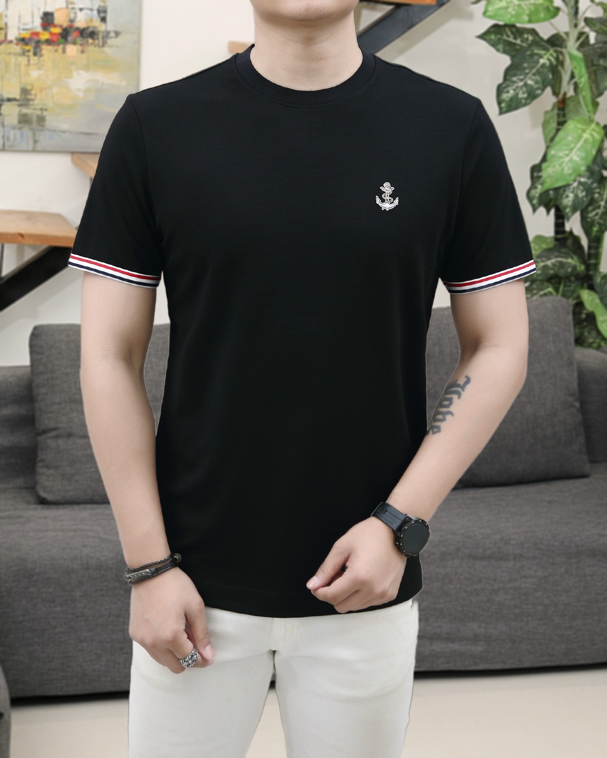 NO:146565,TB Summer New Model!  Fashionable and casual round neck short-sleeved fashion item design, more fashionable and comfortable, high-standard customization, very stylish upper body, luxurious and classic LOGO pattern on the chest, customer-supplied auxiliary materials, imported high-end custom fabrics with very delicate texture, exquisite details and exquisite craftsmanship, extremely shaping item, can be matched with any fashion, super good style, a must-have item for trendy men. Counter code: M-3XL, shipped on the same day!  ,T-shirt,alexander wang19860909TB 夏季新款！时尚休闲圆领短袖时尚单品设计,更加时尚舒适,高标准定制,上身非常有型,胸前奢华经典LOGO图案 客供辅料,客供进口高档定制面料质感非常细腻,细节工艺精湛考究,塑造性极高的一款单品,任何时装都可以搭配,版型超级好 潮男必备单品 专柜码:M-3XL,当天出货！,,T-shirt,alexander wang,Men's clothing