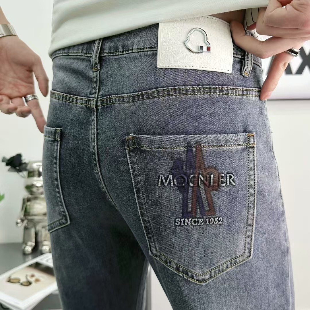 NO:146615,Men's jeans with original original cloth and original washing water!  Imported original wash elastic fabrics, complex handicrafts superimposed, any wash process will become a completely different color effect after a few more seconds, so it is more precious, especially long-lasting and odor-resistant... Use the best tannin elastic texture, genuine leather leather cards, high-quality metal accessories... to create a unique and original jeans style!  Original hardware accessories, super positive style, comfortable and breathable, extremely high grade, counter quality, and handsome upper body. Number of 29-38, Moncler, jeans, alexander wang19860909蒙口 男士牛仔裤原厂原布原洗水！进口原版水洗弹力面料,复杂的手工艺叠加,任何一个洗水环节多停留几秒都会变成完全不一样的颜色效果,所以越加珍贵,特别持久、耐味…… 选用上乘的丹宁弹力质感,真皮皮牌、高定的金属辅料……打造出独特及原创的牛仔裤款型！原版五金辅料,版型超正,舒适透气,档次极高,专柜品质,上身帅气十足. 码数29-38,,Moncler,jeans,alexander wang,Men's clothing