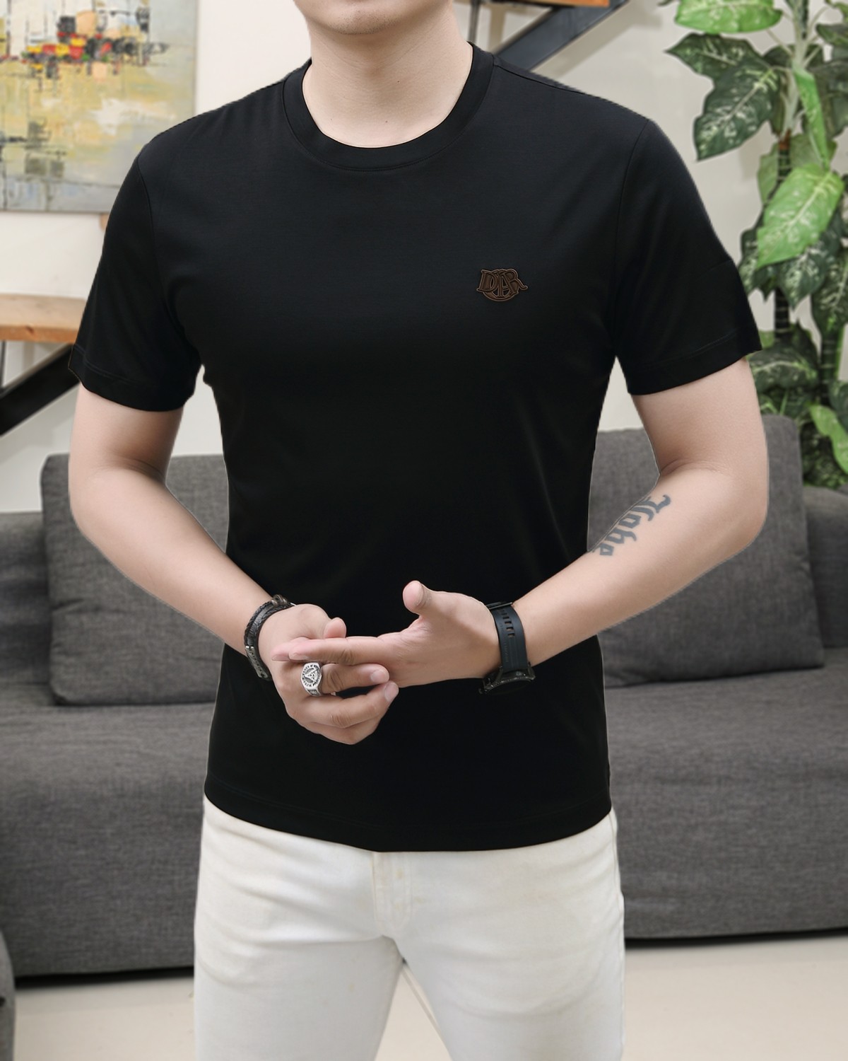 NO:146638,Dior New summer model!  Fashionable and casual round neck short-sleeved fashion item design, more fashionable and comfortable, high-standard customization, very stylish upper body, luxurious and classic LOGO pattern on the chest, customer-supplied auxiliary materials, imported high-end custom fabrics with very delicate texture, exquisite details and exquisite craftsmanship, extremely shaping item, can be matched with any fashion, super good style, a must-have item for trendy men. Counter code: M-3XL, shipped on the same day!  ,dior,T-shirt,alexander wang19860909迪奥 夏季新款！时尚休闲圆领短袖时尚单品设计,更加时尚舒适,高标准定制,上身非常有型,胸前奢华经典LOGO图案 客供辅料,客供进口高档定制面料质感非常细腻,细节工艺精湛考究,塑造性极高的一款单品,任何时装都可以搭配,版型超级好 潮男必备单品 专柜码:M-3XL,当天出货！,,dior,T-shirt,alexander wang,Men's clothing