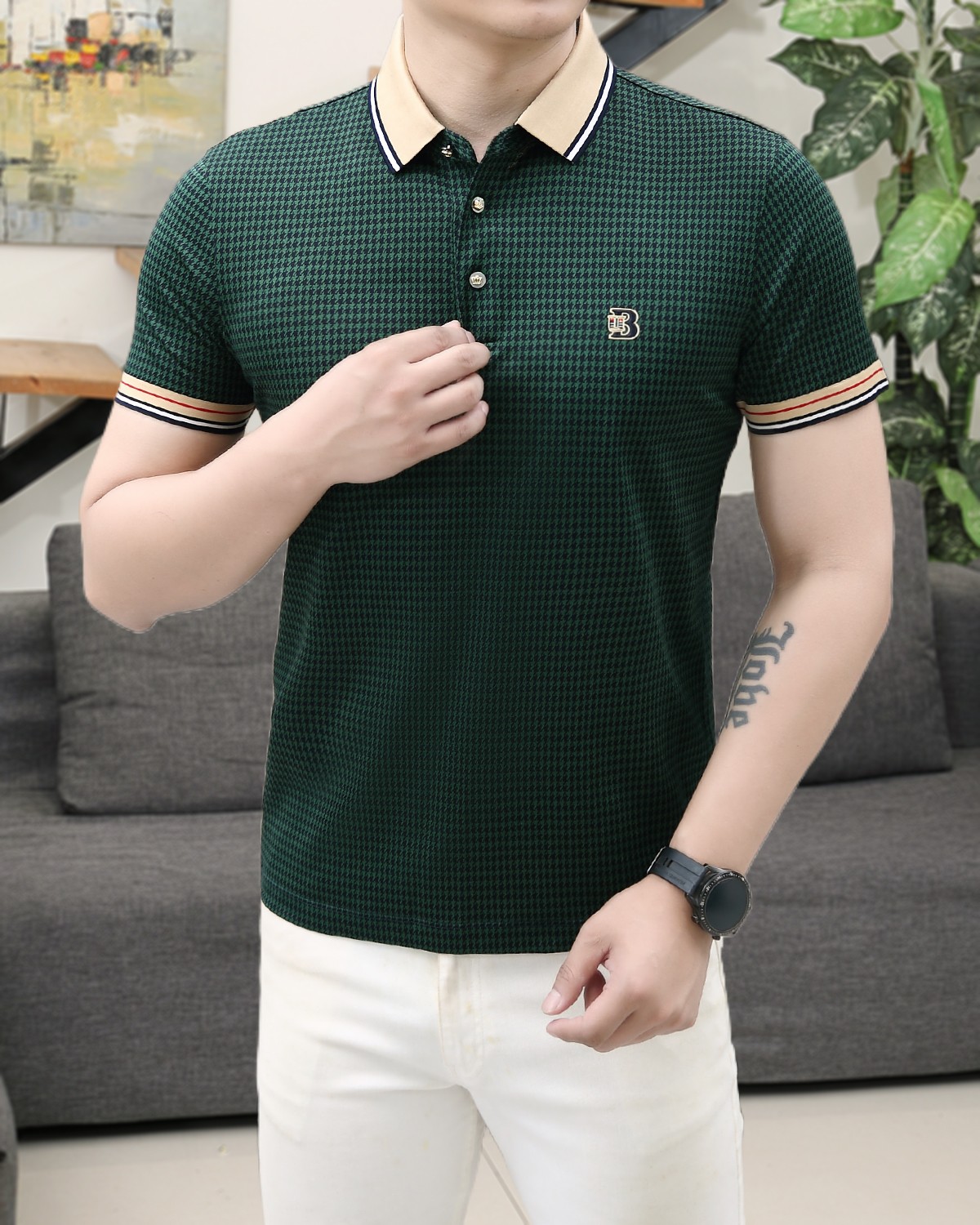 NO:146574,BBR, BURBERRY cotton embroidery POLO shirt Fabric selection: Use beaded mesh fabric cotton fabric, double rib knitting technology to form a honeycomb-like three-dimensional texture with alternating concave and convex surface, and a fine mesh structure to enhance its breathability. The cotton yarn raw material retains its natural skin-friendly nature, removes short fiber impurities through combing process, improves the smoothness of the fabric, and also has the advantages of wear-resistant, wrinkle-resistant, crisp and stylish. Crafts and details The joints of the neckline and the body are reinforced by three-needle and five-wire edge-copying process to prevent deformation. The buttons are opened, the buttons are manually polished and polished, and the holes are wrapped with silk thread, which is not easy to fall off. The chest is embroidered with classic letter logos, making it more fashionable and brand recognition. Size M-3XL, burberry, alexander wang19860909BBR,BURBERRY棉质刺绣POLO衫 面料选择: 选用珠地网眼布棉质面料打造,采用双罗纹针织工艺,形成凹凸交替的蜂巢状立体纹理,表面分布细密的网眼结构,增强其透气性.棉纱原料保留了天然的亲肤性,通过精梳工艺去除了短纤维杂质,提升面料平滑度,还有耐磨抗皱,挺括有型等优点. 工艺与细节 领口与衣身接缝处运用三针五线拷边工艺加固,防止变形.纽扣开襟,扣子手工打磨抛光,孔位用丝线缠绕,不易脱落.胸口饰以典藏字母徽标刺绣,使其更具时尚性和品牌辨识度. 尺码M-3XL,,burberry,alexander wang,Men's clothing