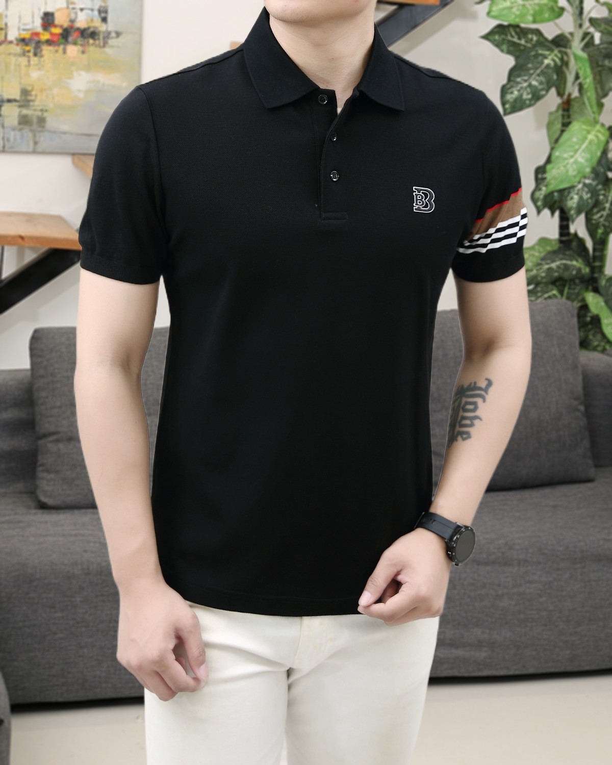 NO:142372,BBR, BURBERRY cotton embroidery POLO shirt Fabric selection: Use beaded mesh fabric cotton fabric, double rib knitting technology to form a honeycomb-like three-dimensional texture with alternating concave and convex surface, and a fine mesh structure to enhance its breathability. The cotton yarn raw material retains its natural skin-friendly nature, removes short fiber impurities through combing process, improves the smoothness of the fabric, and also has the advantages of wear-resistant, wrinkle-resistant, crisp and stylish. Crafts and details The joints of the neckline and the body are reinforced by three-needle and five-wire edge-copying process to prevent deformation. The buttons are opened, the buttons are manually polished and polished, and the holes are wrapped with silk thread, which is not easy to fall off. The chest is embroidered with classic letter logos, making it more fashionable and brand recognition. Size M-3XL, burberry, alexander wang19860909BBR,BURBERRY棉质刺绣POLO衫 面料选择: 选用珠地网眼布棉质面料打造,采用双罗纹针织工艺,形成凹凸交替的蜂巢状立体纹理,表面分布细密的网眼结构,增强其透气性.棉纱原料保留了天然的亲肤性,通过精梳工艺去除了短纤维杂质,提升面料平滑度,还有耐磨抗皱,挺括有型等优点. 工艺与细节 领口与衣身接缝处运用三针五线拷边工艺加固,防止变形.纽扣开襟,扣子手工打磨抛光,孔位用丝线缠绕,不易脱落.胸口饰以典藏字母徽标刺绣,使其更具时尚性和品牌辨识度. 尺码M-3XL,,burberry,alexander wang,Men's clothing