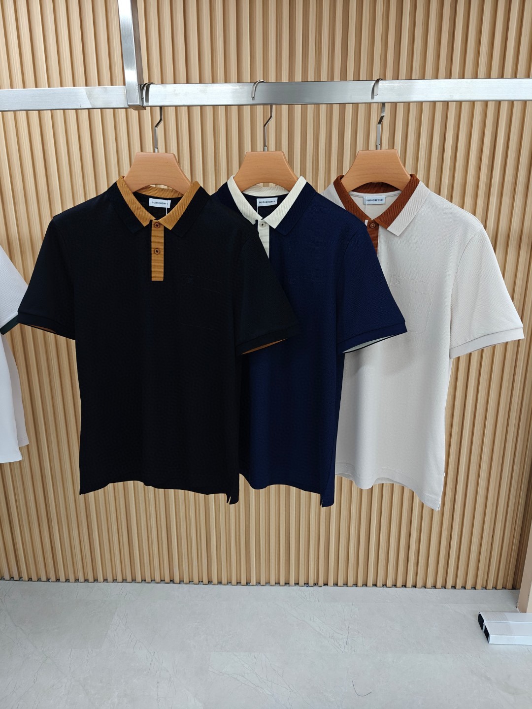 NO:137899,Selin 2025 spring and summer new model!  Recommended travel and vacation!  Cabinets are on sale!  Men's logo patch short-sleeved Polo shirt Classic style, collar and cuff contrasting embellishment, not exaggerated, but also well highlights the highlights of details. Combined tailoring, the chest is decorated with logo embellishment, making the whole more detailed. Combined style, the fabric is made of cotton-gauze material, comfortable, skin-friendly, breathable, and a very practical style for daily commuting and leisure. Highly recommended Color Black Blue Size M-3XL Try on 172-148 wear L slim size M-3XL, celine, T-shirt, alexander wang19860909赛琳 2025春夏新款！旅游度假推荐！ 柜在售！男士标识贴片短袖Polo衫 经典款 领口袖口撞色点缀 不夸张的同时又能很好彰显细节亮点 合体的剪裁 胸口饰以徽标点缀 让整体更具细节感 合体的版型,面料采用全棉珠地料,舒适,亲肤,透气好,平时通勤休闲都很实穿的一款 强烈推荐 颜色 黑色 蓝色 码数 M-3XL 试穿172-148穿L修身尺码M-3XL,,celine,T-shirt,alexander wang,Men's clothing