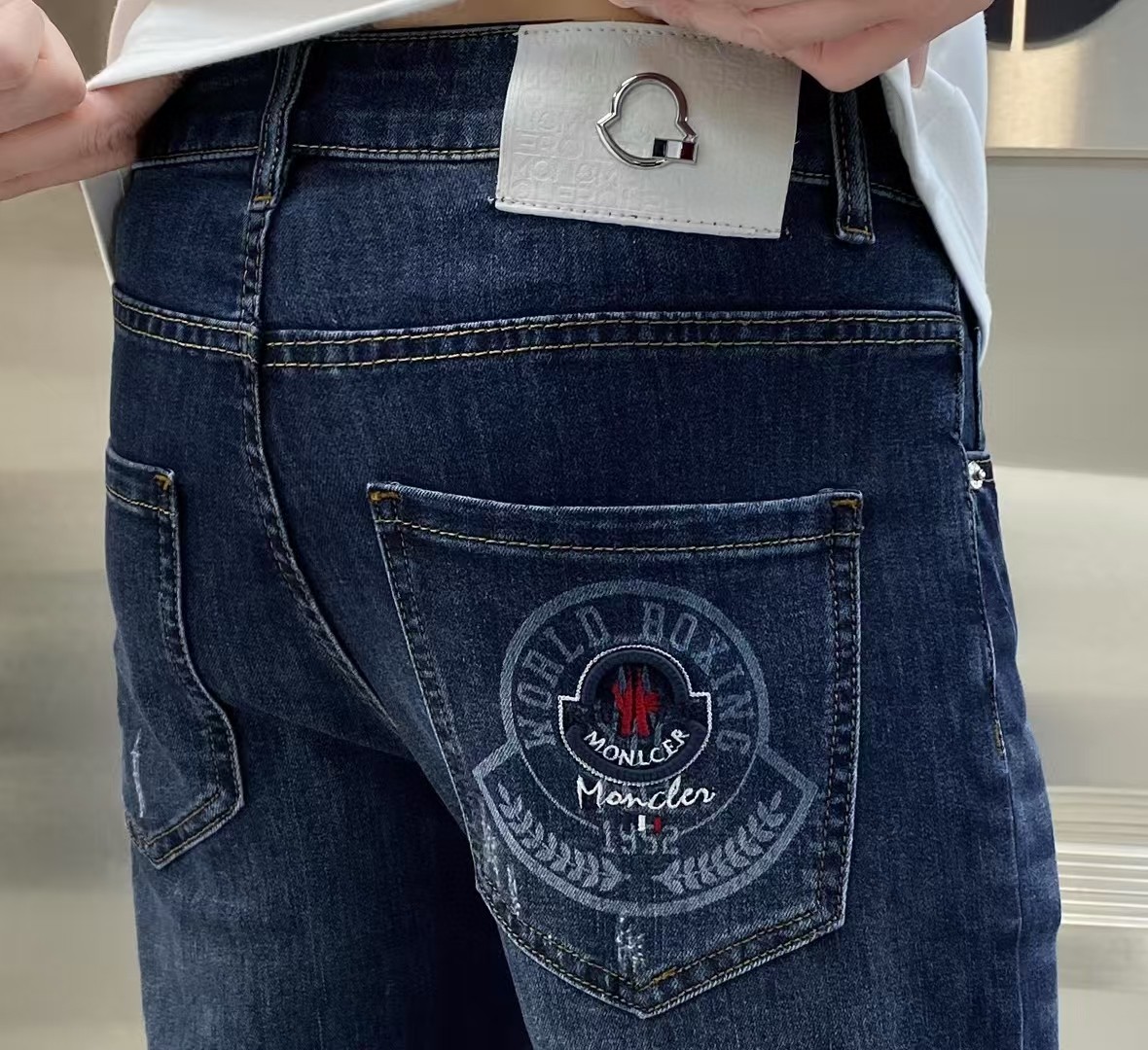 NO:142363,Men's jeans with original original cloth and original washing water!  Imported original washing elastic fabrics, complex handicrafts superimposed, any washing step will become a completely different color effect after a few more seconds, so it is more precious, especially long-lasting and odor-resistant... Use the best tannin elastic texture, genuine leather leather cards, high-quality metal accessories... to create a unique and original jeans style!  Original hardware accessories, super positive style, comfortable and breathable, extremely high grade, counter quality, and handsome upper body. Number of 29-38, Moncler, jeans, alexander wang19860909蒙口 男士牛仔裤原厂原布原洗水！进口原版水洗弹力面料,复杂的手工艺叠加,任何一个洗水环节多停留几秒都会变成完全不一样的颜色效果,所以越加珍贵,特别持久、耐味…… 选用上乘的丹宁弹力质感,真皮皮牌、高定的金属辅料……打造出独特及原创的牛仔裤款型！原版五金辅料,版型超正,舒适透气,档次极高,专柜品质,上身帅气十足. 码数29-38,,Moncler,jeans,alexander wang,Men's clothing