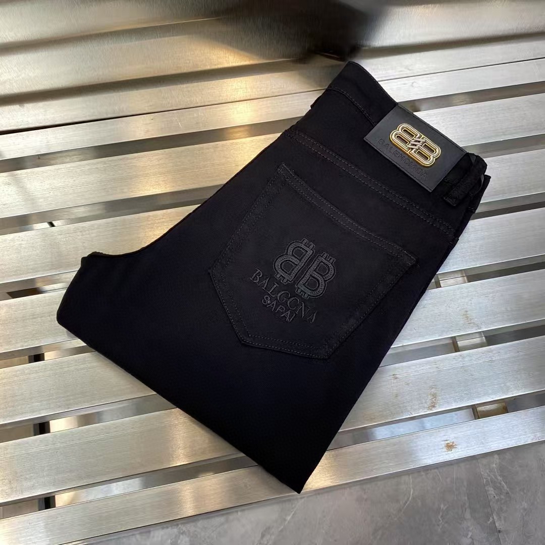 NO:142365,Balenciaga men's jeans original original cloth original washing water!  Imported original wash elastic fabrics, complex handicrafts superimposed, any wash process will become a completely different color effect after a few more seconds, so it is more precious, especially long-lasting and odor-resistant... Use the best tannin elastic texture, genuine leather leather cards, high-quality metal accessories... to create a unique and original jeans style!  Original hardware accessories, super positive style, comfortable and breathable, extremely high grade, counter quality, and handsome upper body. Number of 29-38,,balenciaga,jeans,alexander wang19860909巴黎世家 男士牛仔裤原厂原布原洗水！进口原版水洗弹力面料,复杂的手工艺叠加,任何一个洗水环节多停留几秒都会变成完全不一样的颜色效果,所以越加珍贵,特别持久、耐味…… 选用上乘的丹宁弹力质感,真皮皮牌、高定的金属辅料……打造出独特及原创的牛仔裤款型！原版五金辅料,版型超正,舒适透气,档次极高,专柜品质,上身帅气十足. 码数29-38,,balenciaga,jeans,alexander wang,Men's clothing